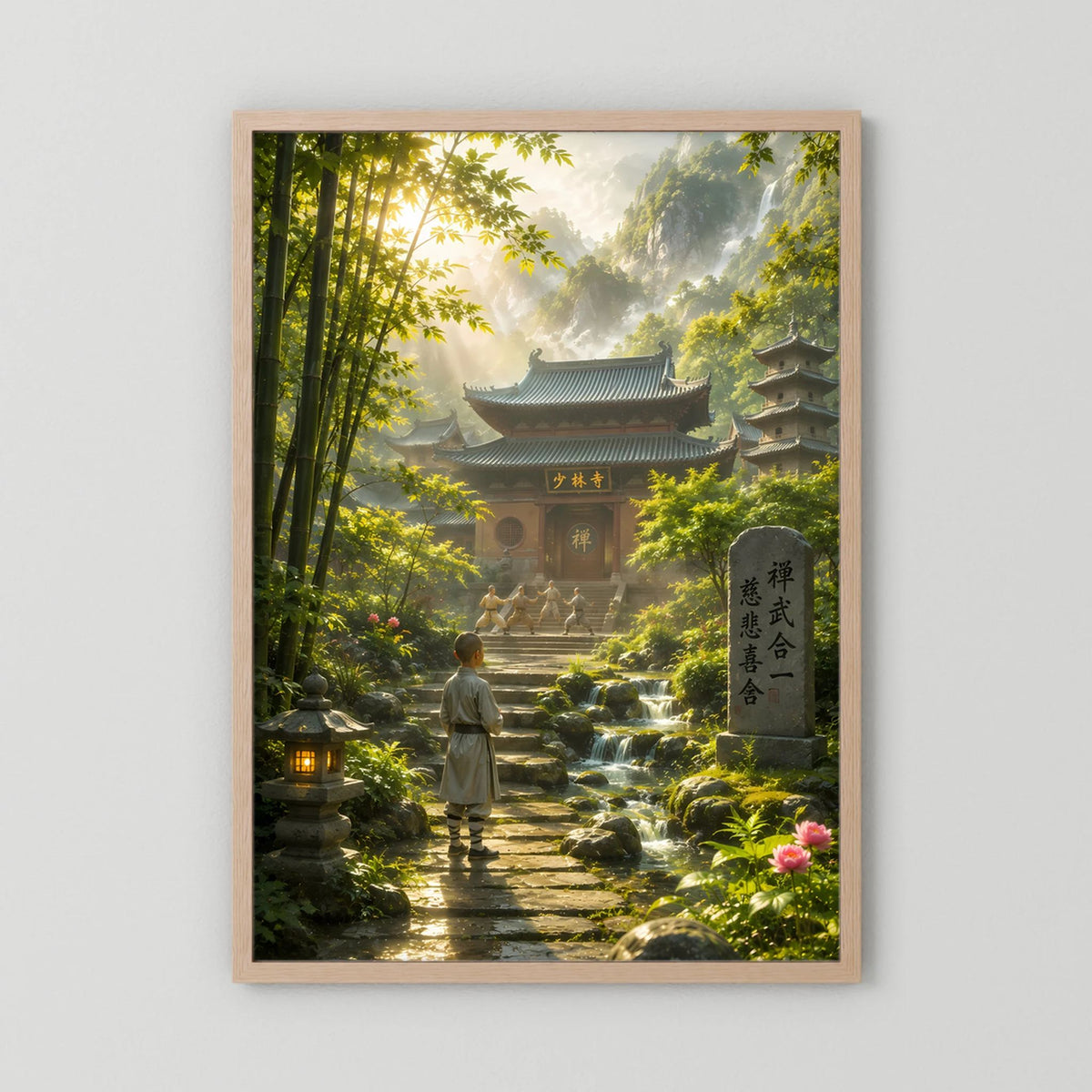 Hochformat-Poster mit Bambuswald-Pfad, Tempel und Mönch im Vordergrund, Holzrahmen