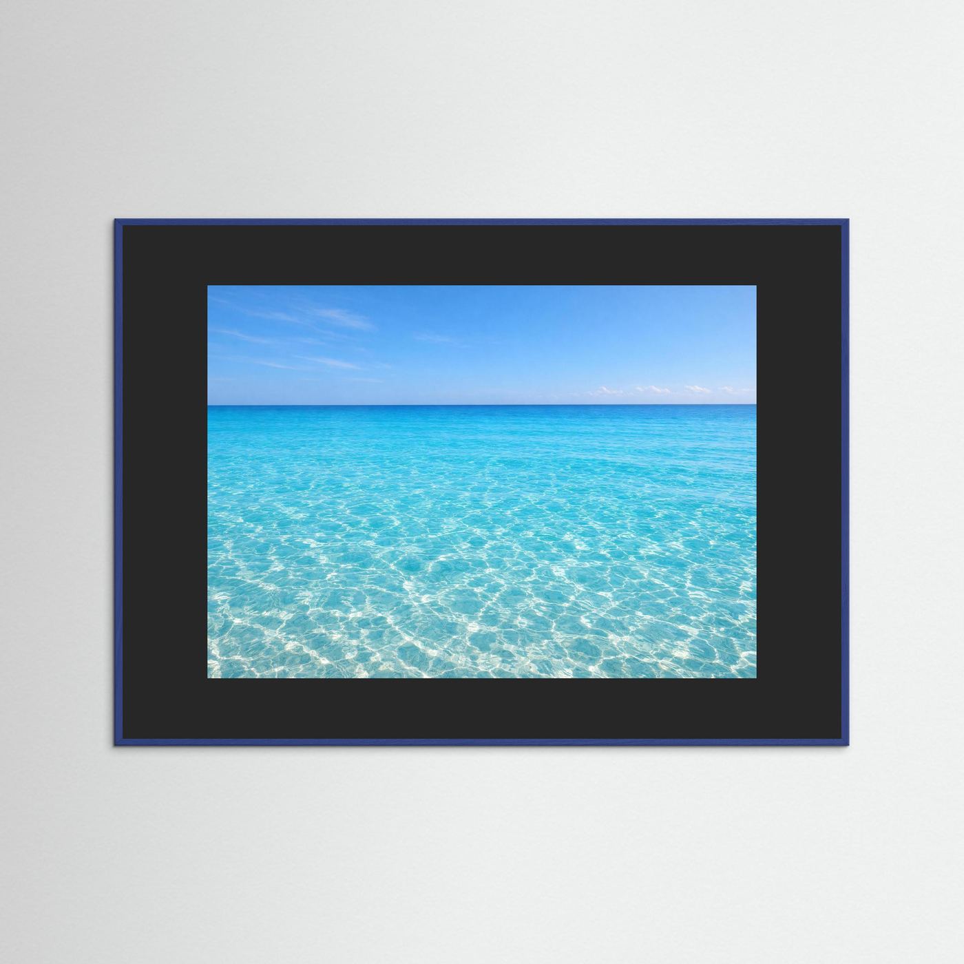 Wandbild mit Meerwasser-Fotomotiv, klares türkisblaues Wasser, dunkler Rahmen mit blauer Kante