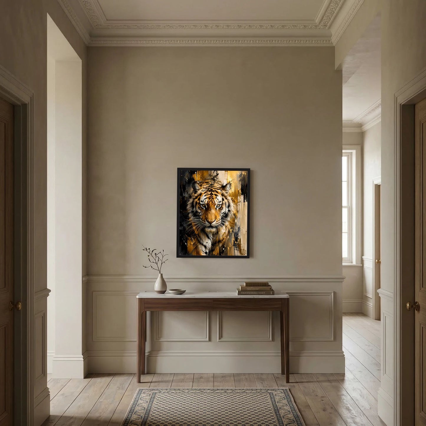 Kunstposter im schwarzen Rahmen, Hochformat: Tigerkopf in Schwarz mit goldenen Akzenten