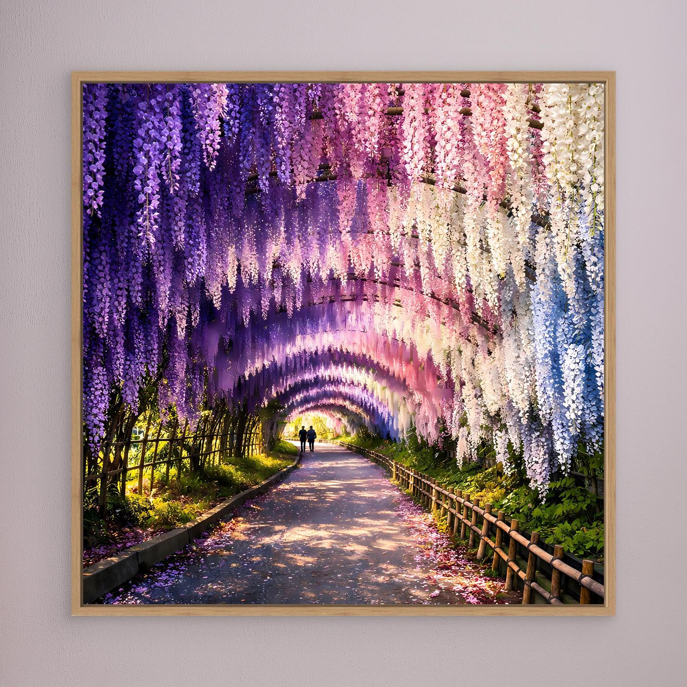 Leinwandbild Wisterientunnel mit lila, rosa und cremefarbenen Blüten, Weg im Bild; brauner Rahmen