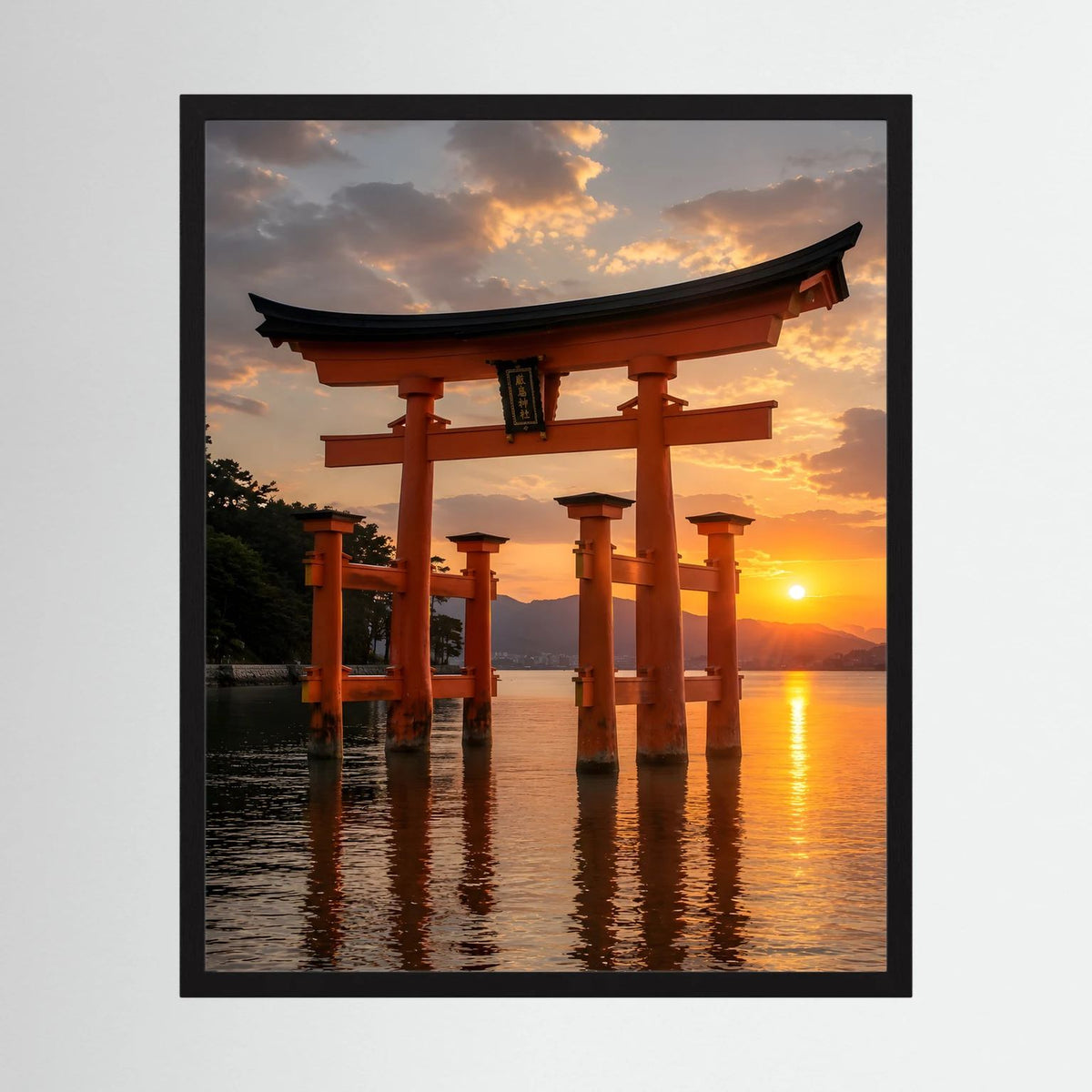 Gerahmtes Poster im Hochformat mit roten Torii-Toren am Wasser bei Sonnenuntergang