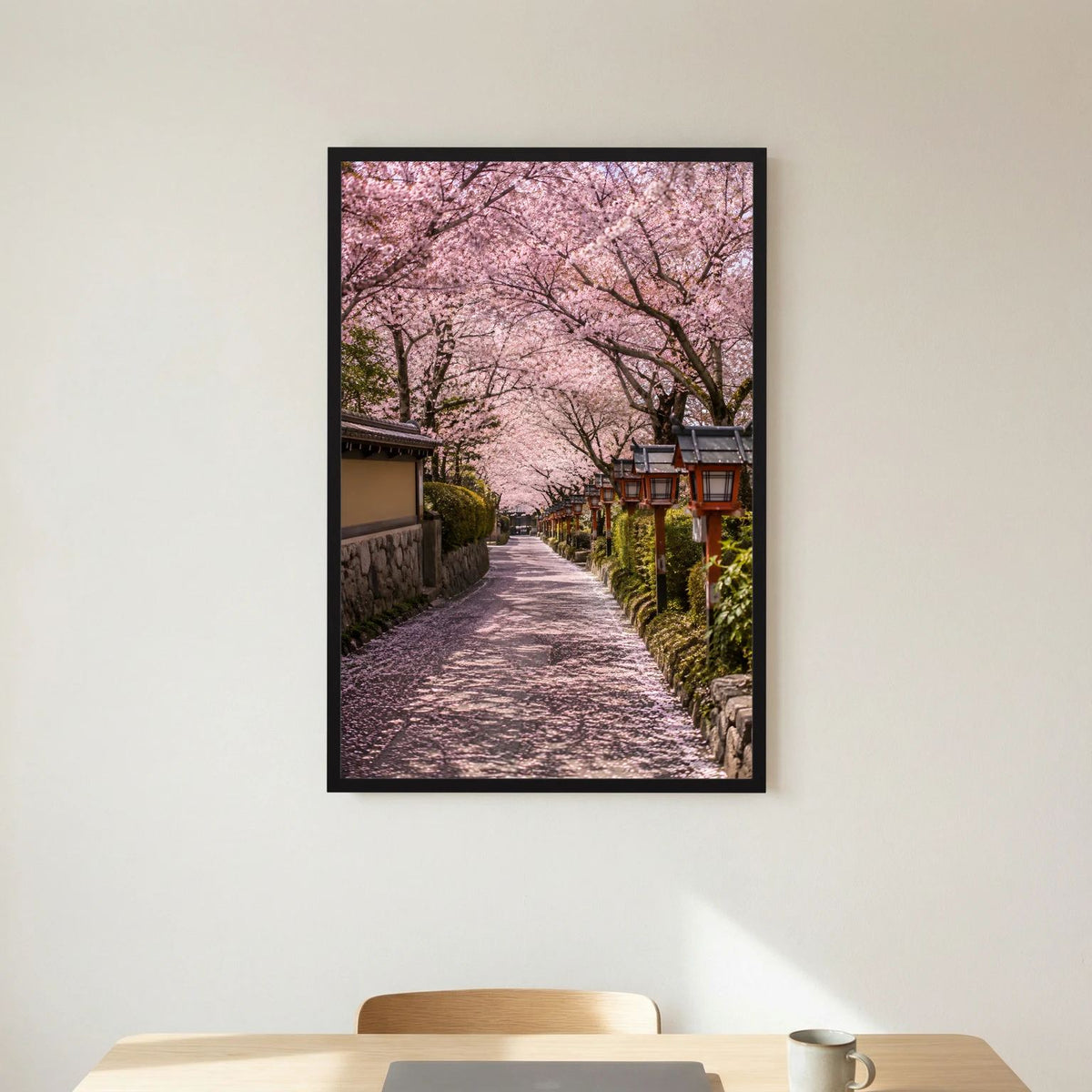 Wandposter im Hochformat mit schwarzem Rahmen, Kirschblütenallee mit Laternen am Weg