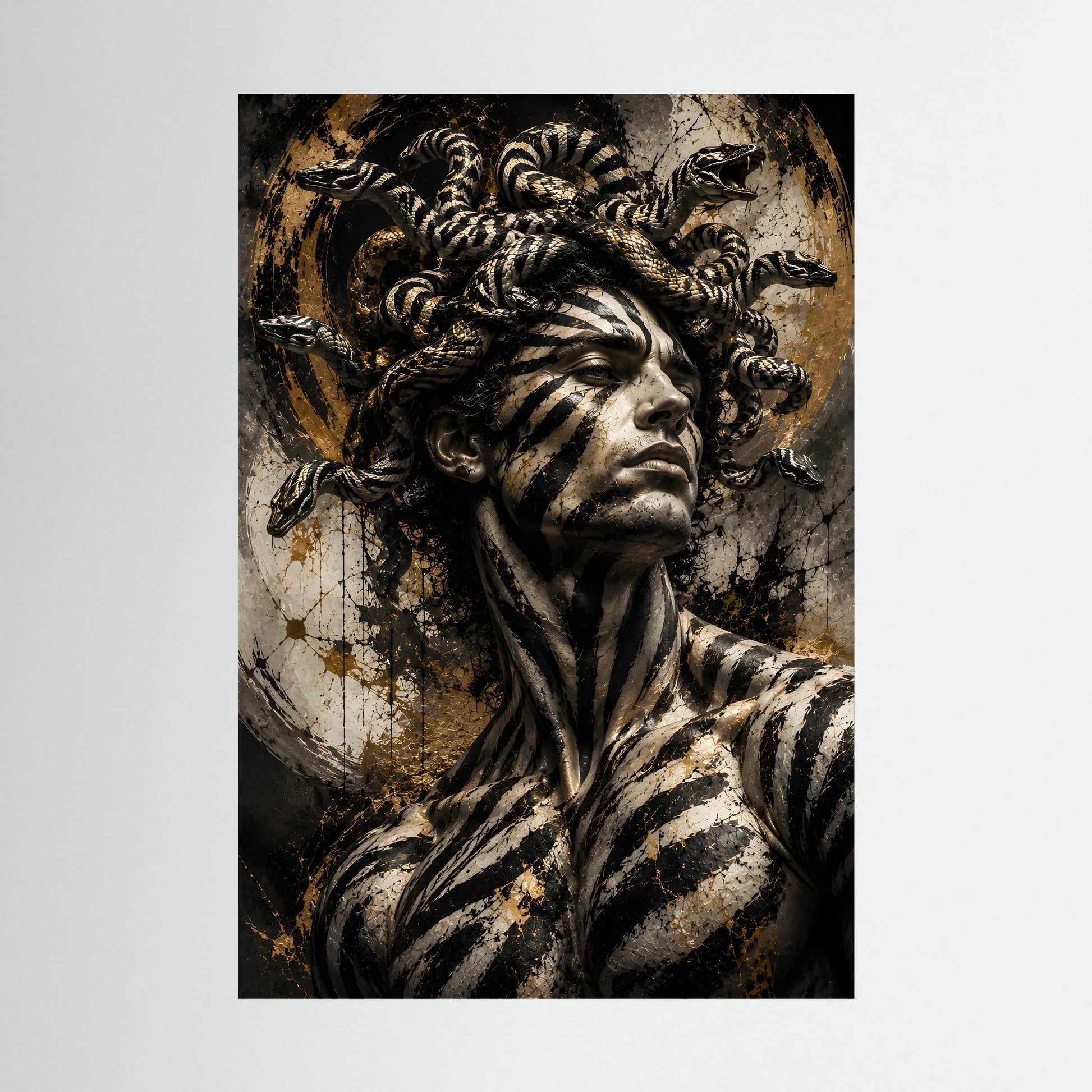 Dark-Fantasy-Poster mit Medusa-Kopf in Schwarz-Gold, Schlangenornament und Porträt im Hochformat