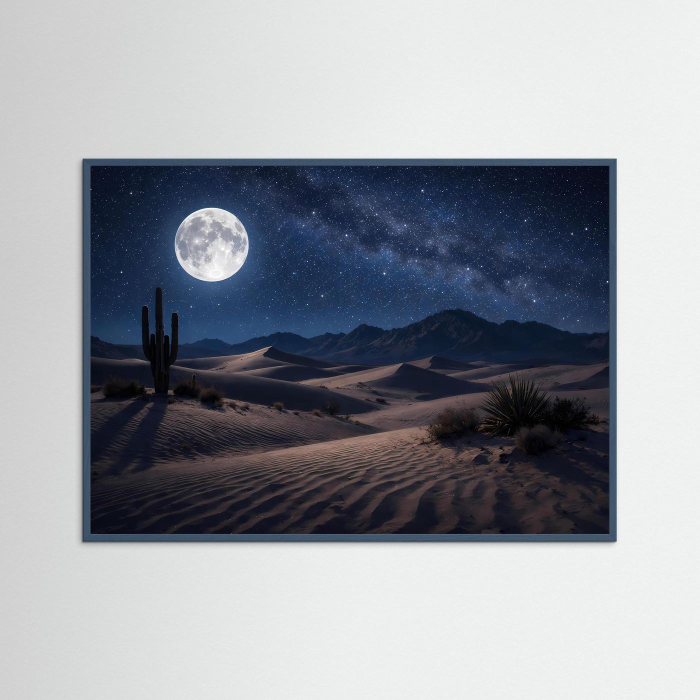 Poster im Querformat: Mond über Wüste mit Sternenhimmel und Dünen, dunkelblauer Rahmen