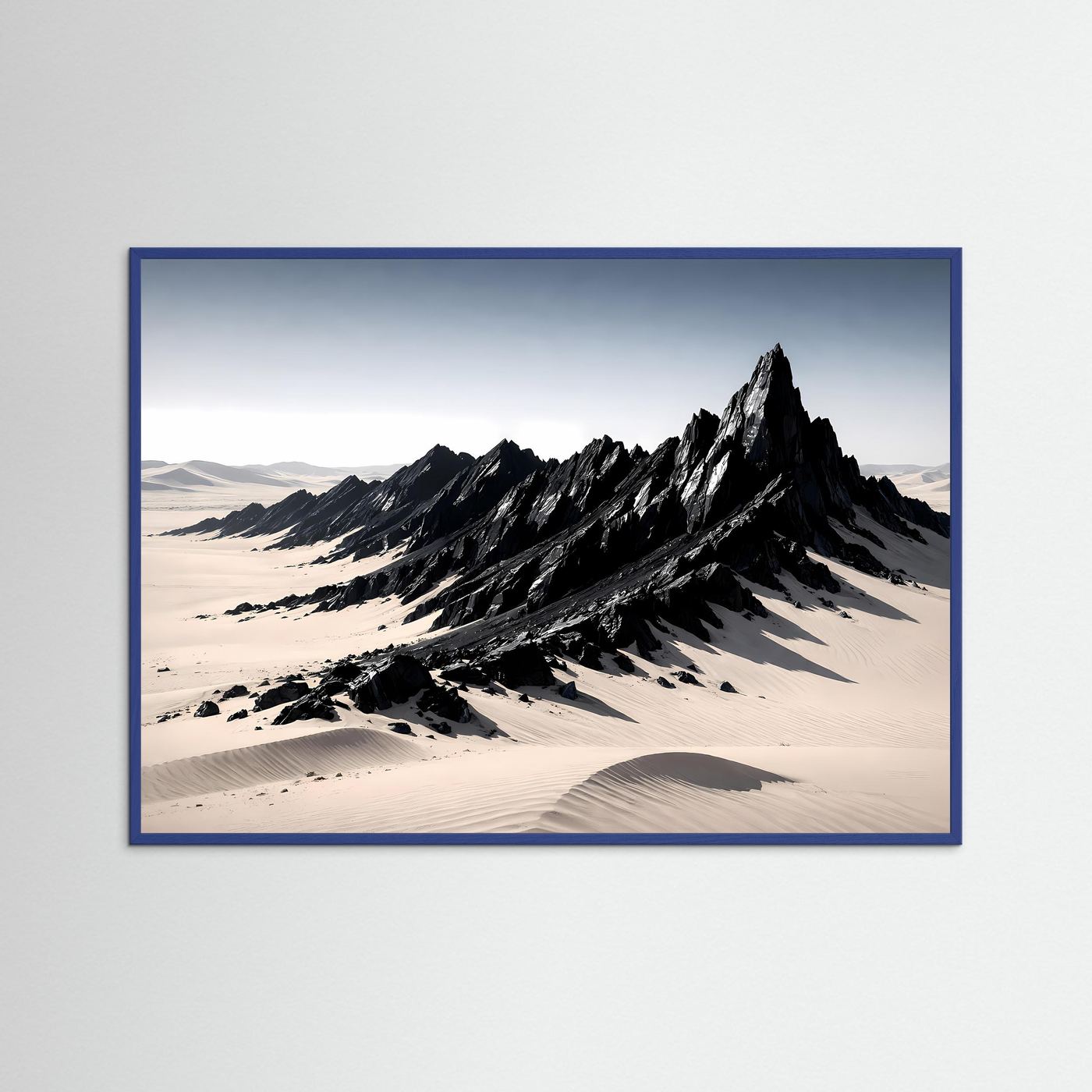 Querformat Poster mit Wüstendünen und schwarzem Bergkamm, blau gerahmt