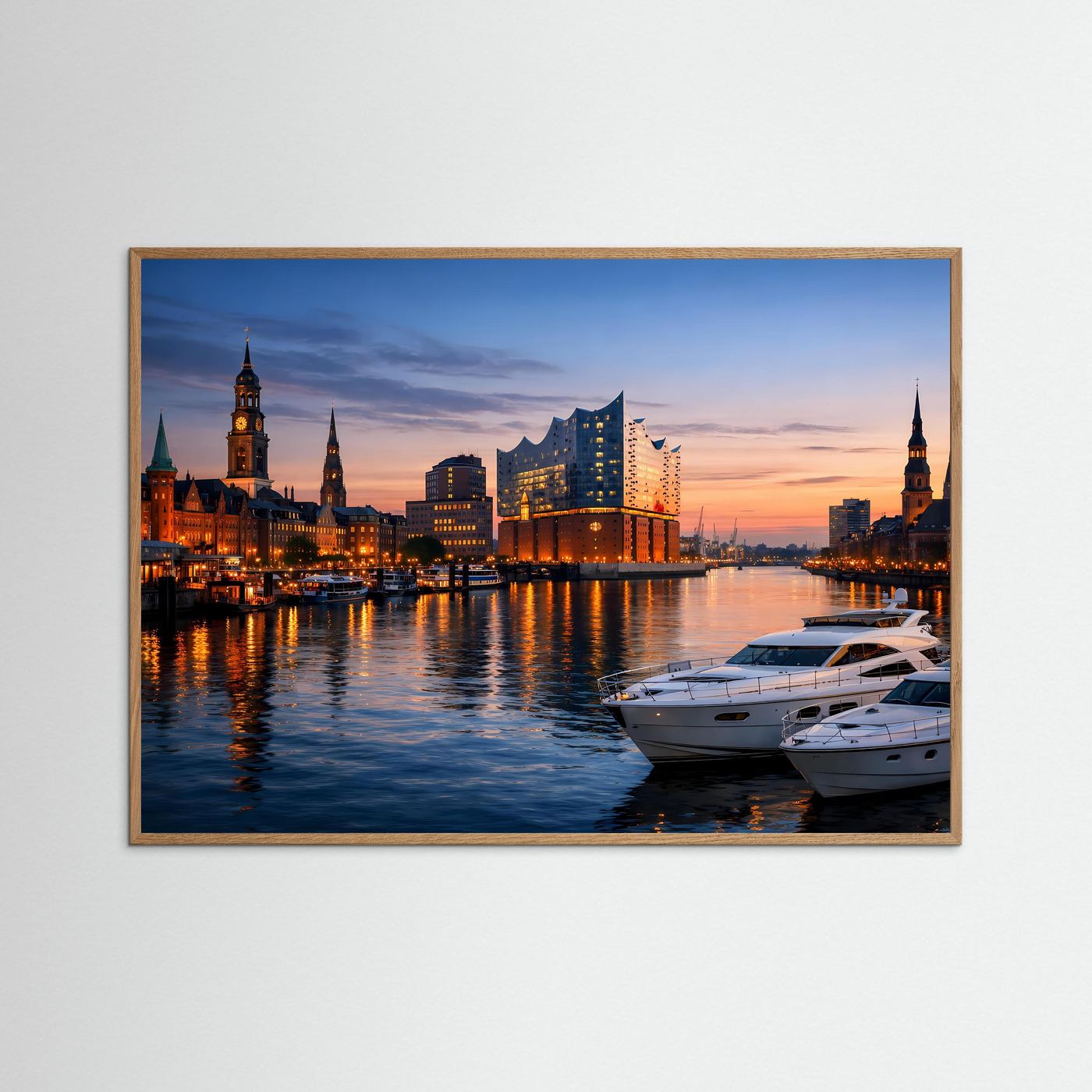 Hamburg-Stadtpanorama-Poster mit Elbphilharmonie bei Dämmerung, brauner Holzrahmen, Querformat