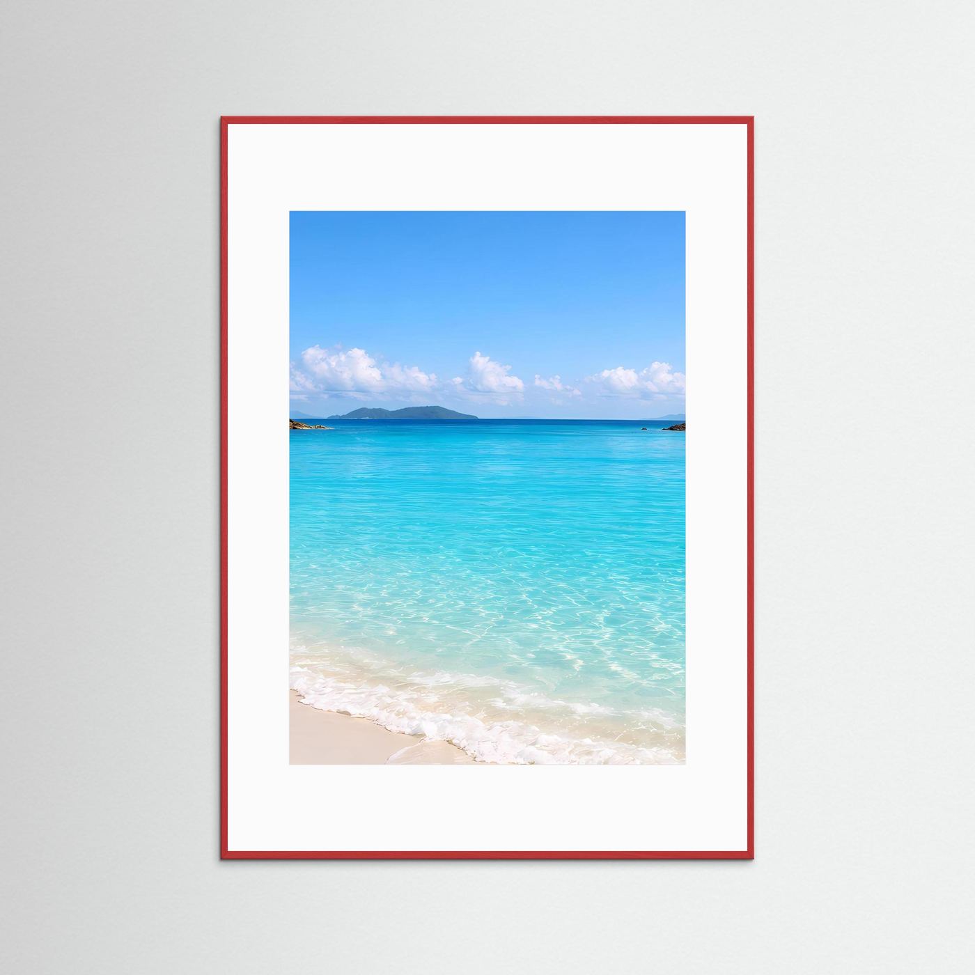 Poster mit Strandfoto: türkisfarbenes Meer, Sandstrand und Himmel, mit rotem Rahmen