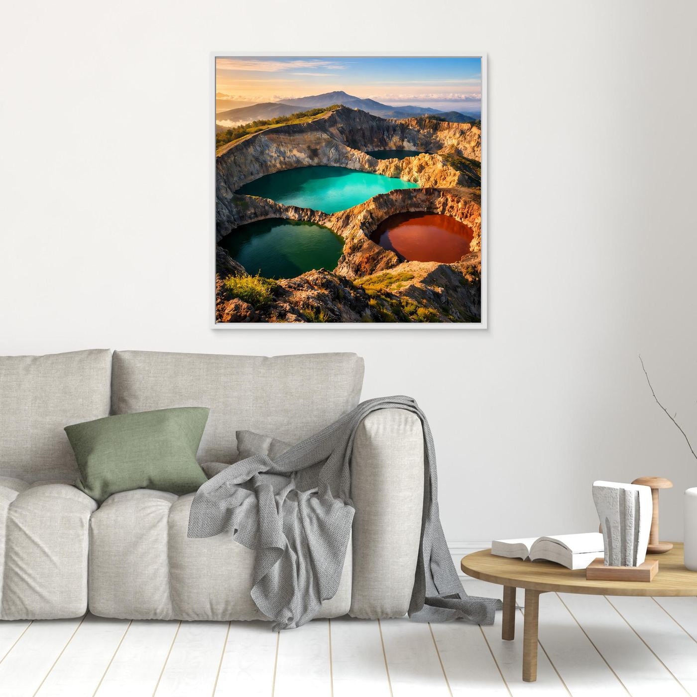 Leinwandbild mit Vulkankratern und drei farbigen Seen: türkis, dunkelgrün und orange-rot, hell gerahmt.