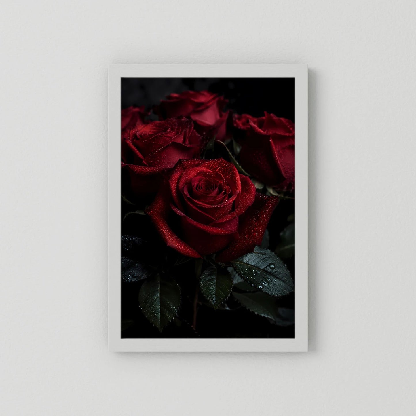 Hochformatiges Poster mit dunkelroten Rosen und Tautropfen im hellen Rahmen