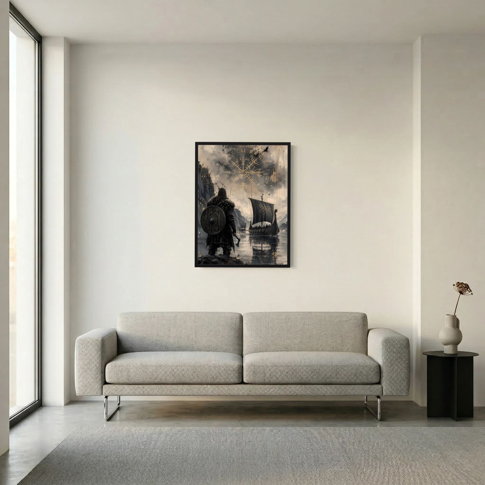 Wikinger-Poster im schwarzen Rahmen: Nordischer Krieger vor Wasser mit Langschiff und Runen.