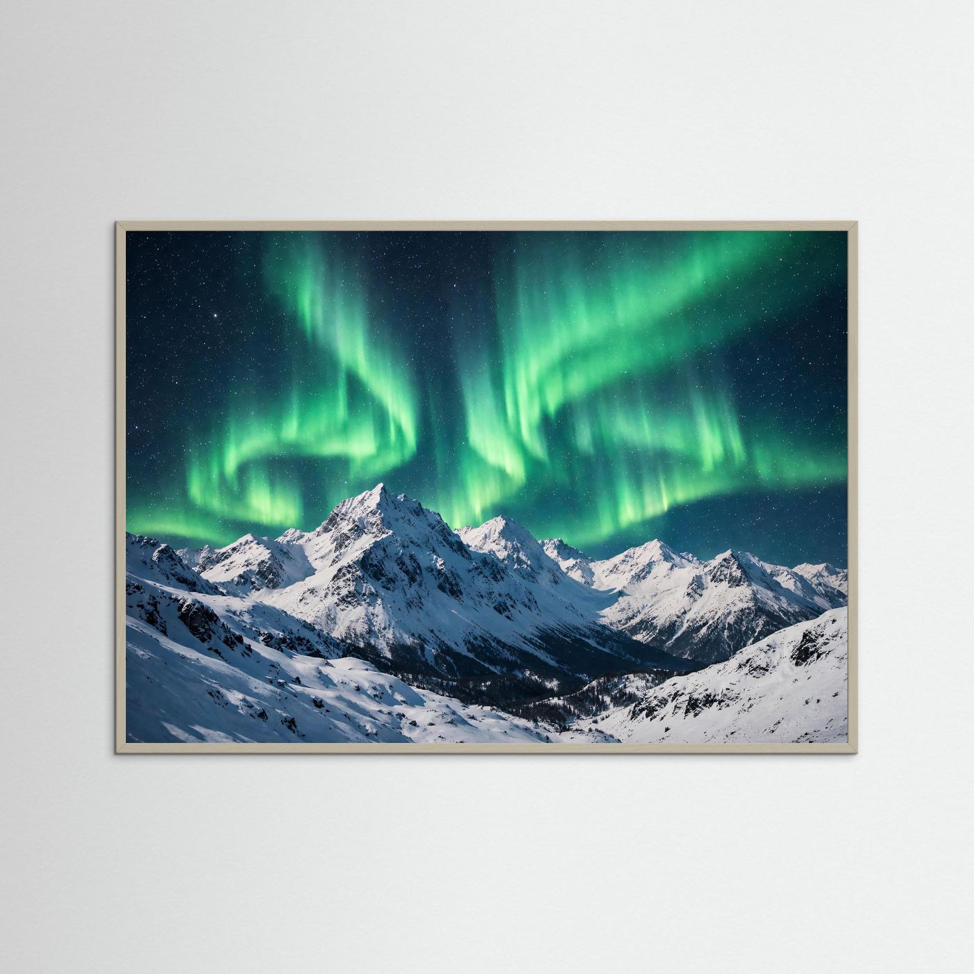 Gerahmtes Poster mit grünen Polarlichtern über schneebedeckten Bergen im Panorama