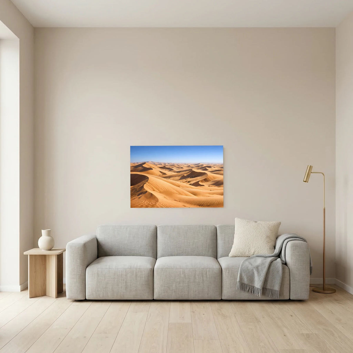 Wüstenlandschafts-Poster mit goldenen Sanddünen im Querformat über dem grauen Sofa