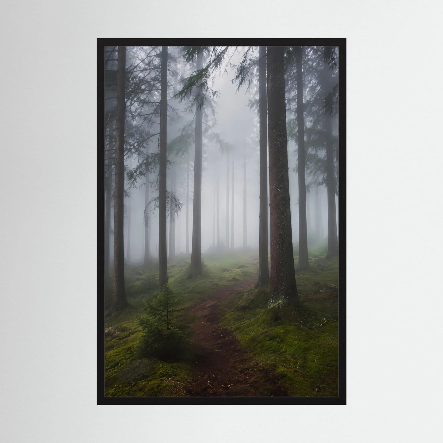 Gerahmtes Hochformat-Poster mit Nebelwald und Waldweg, schwarzer Rahmen