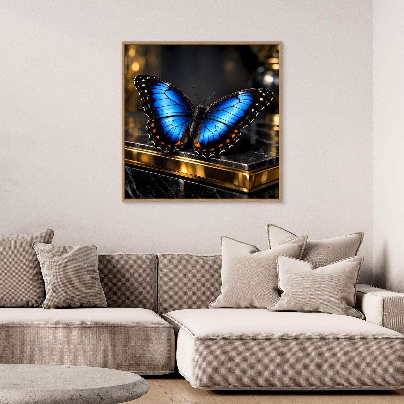 Gerahmtes Leinwandbild mit blauem Schmetterling, goldener Leiste und schwarzem Muster