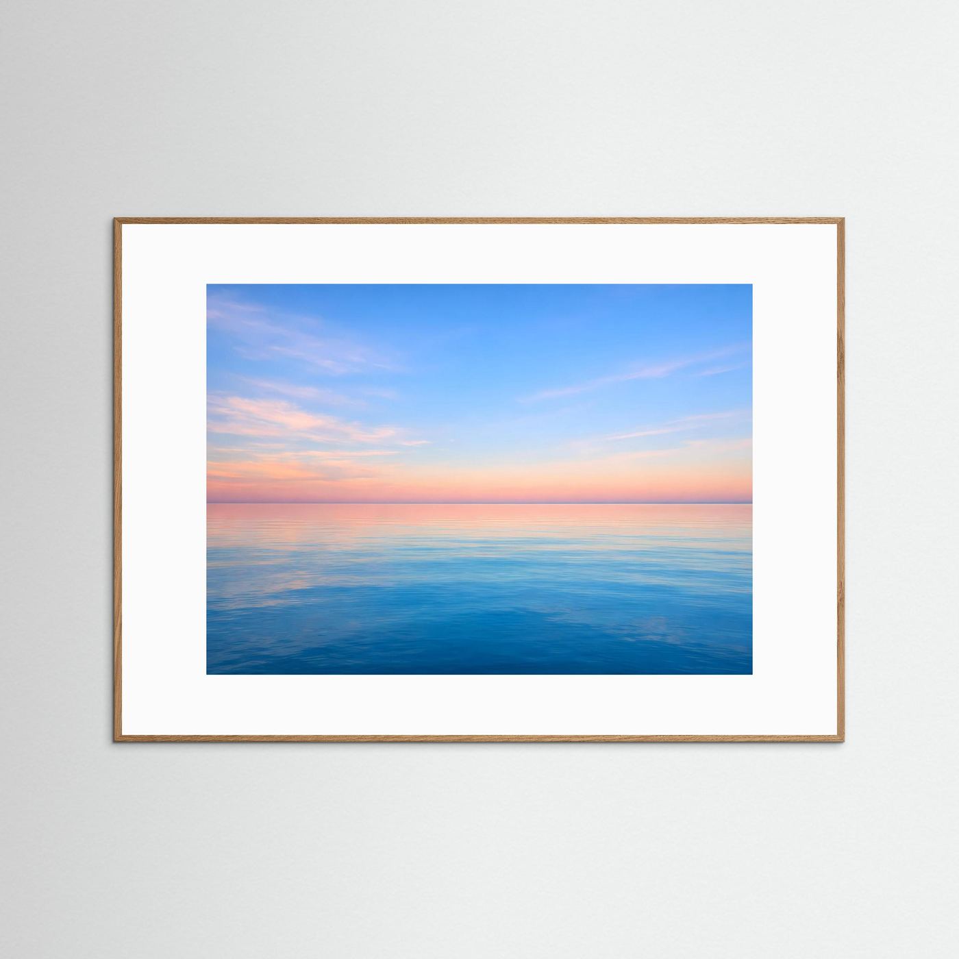 Wandbild mit hellem Holzrahmen und Meer-Print bei Abendsonne, rechteckig