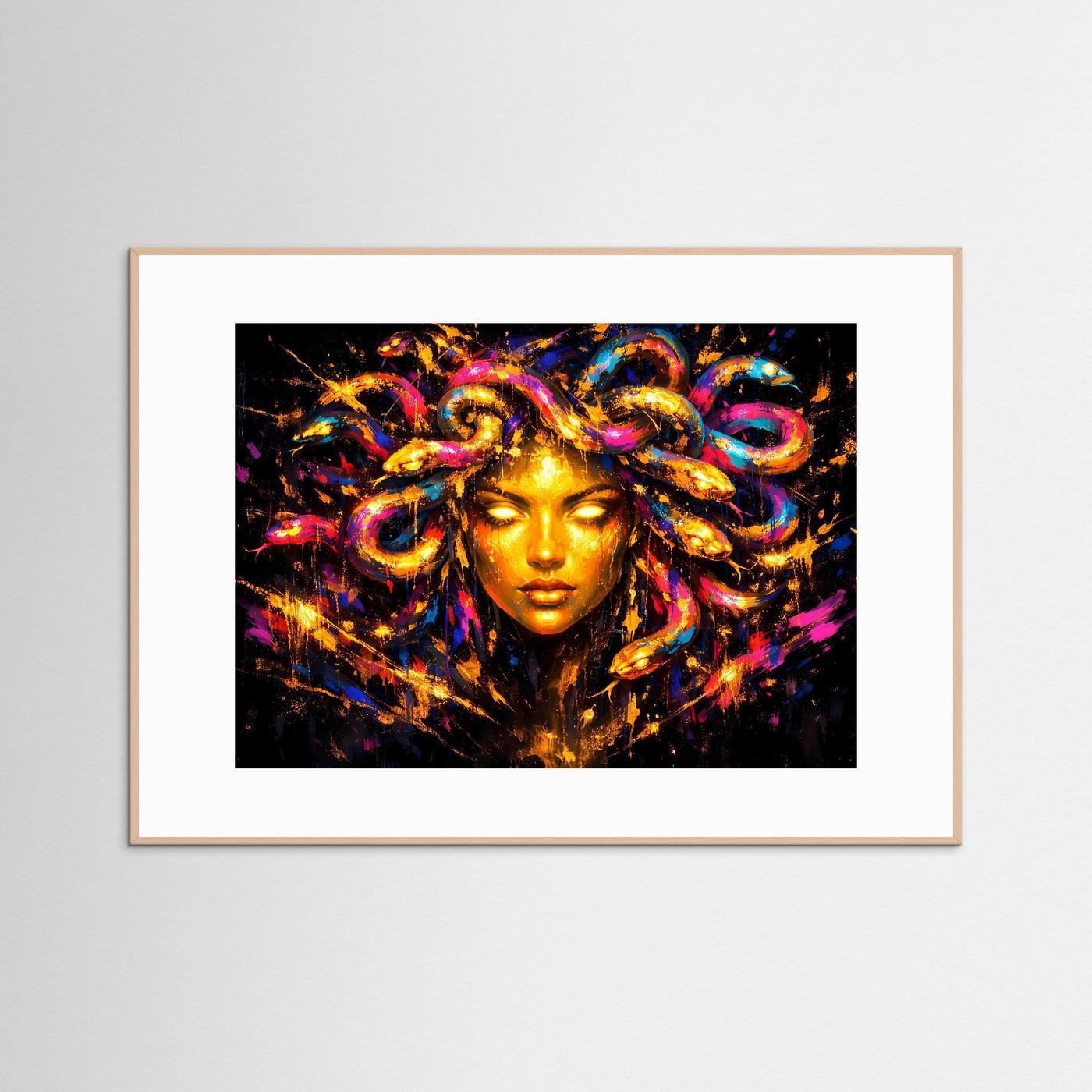 Poster mit Medusa-Gesicht und buntem Schlangenhaar, querformat, im hellbraunen Rahmen.