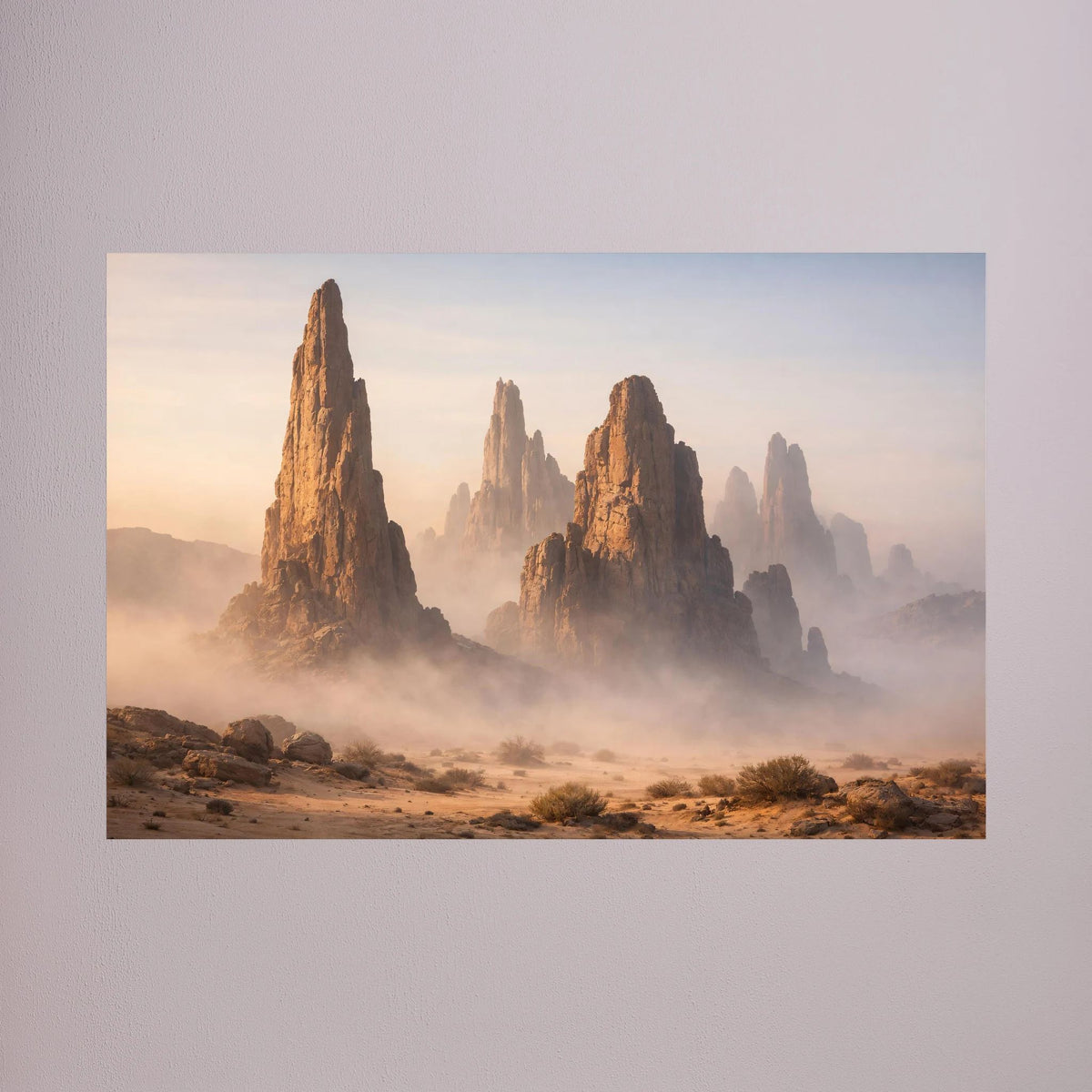 Poster im Querformat mit hohen Felsnadeln in Wüstennebel und sandiger Landschaft