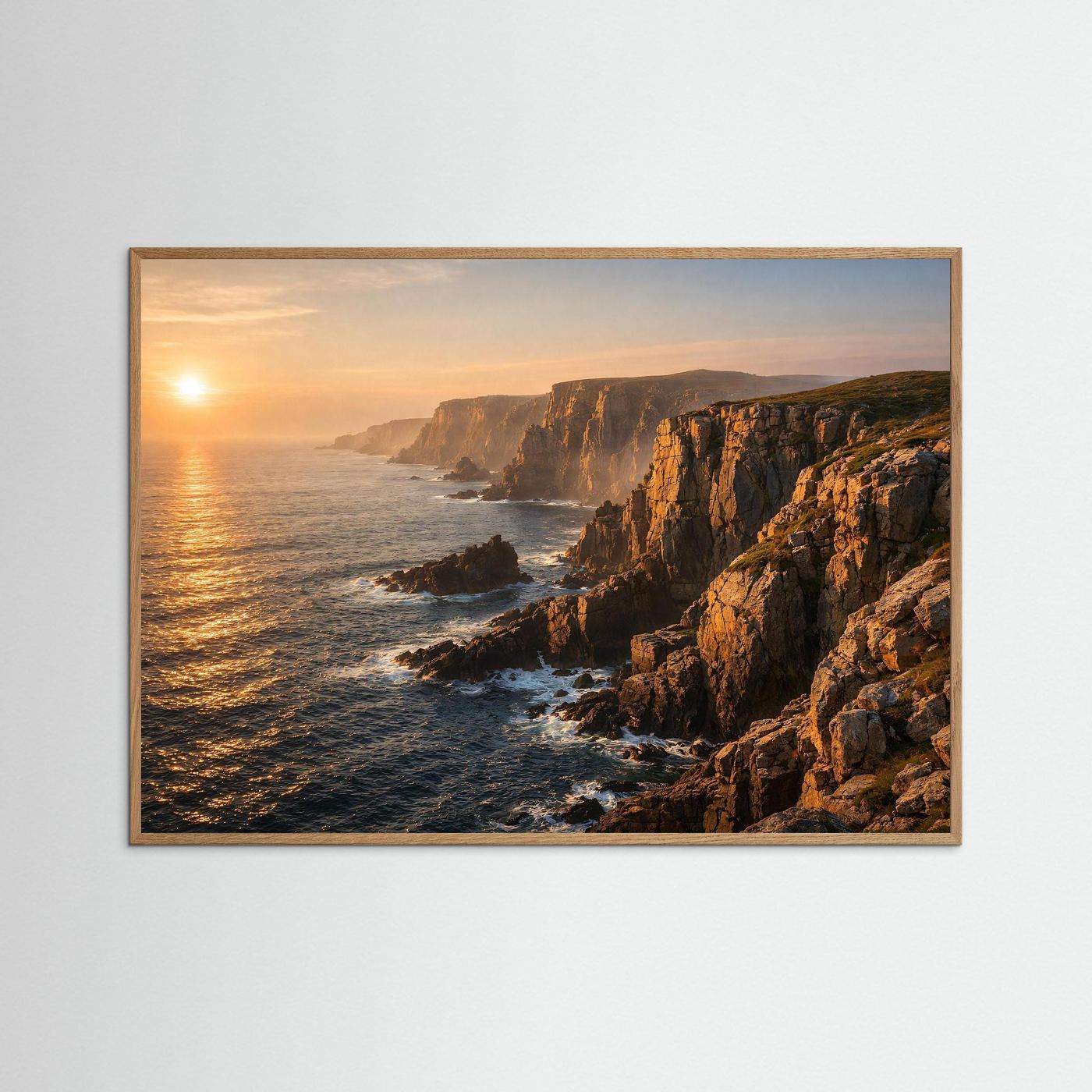 Panorama-Naturposter im hellen Holzrahmen: Sonnenuntergang über dem Meer und Felsen