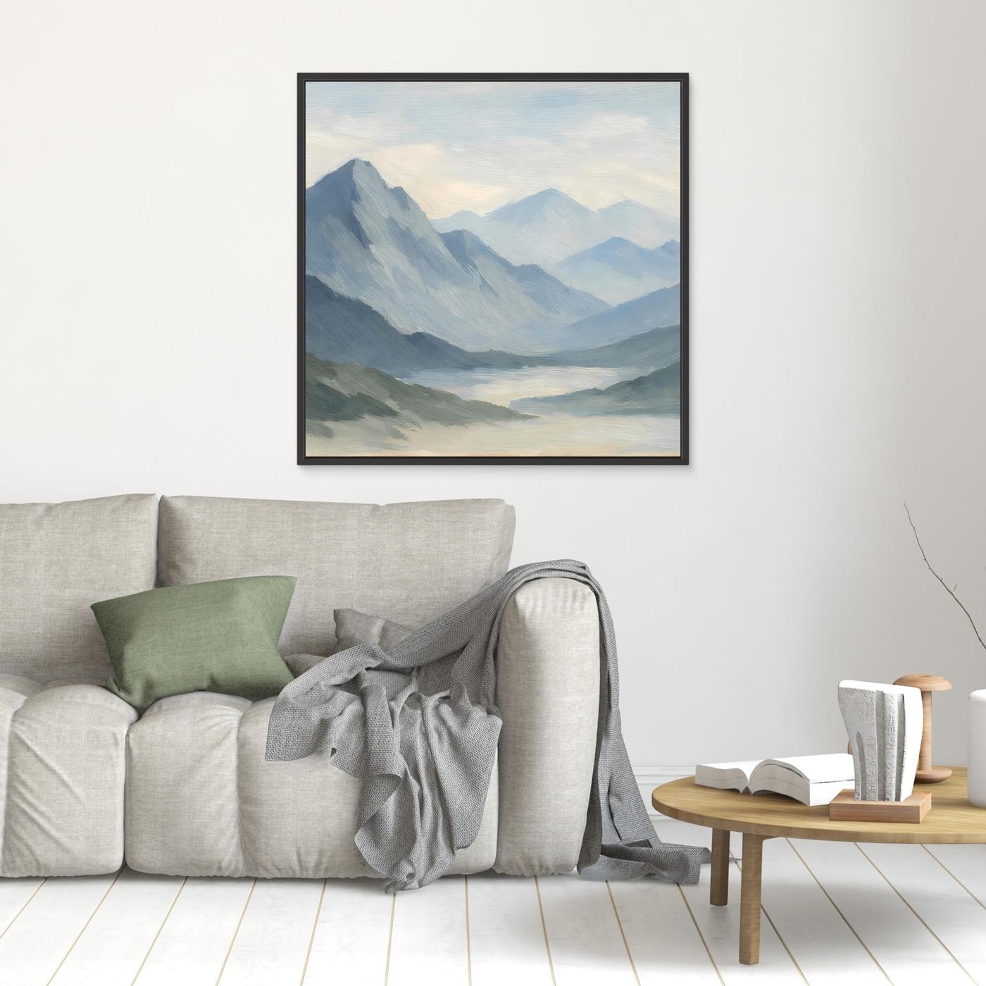 Leinwandbild mit Berglandschaft im Nebel, schwarz gerahmt, kühle Hellblau- und Grautöne.