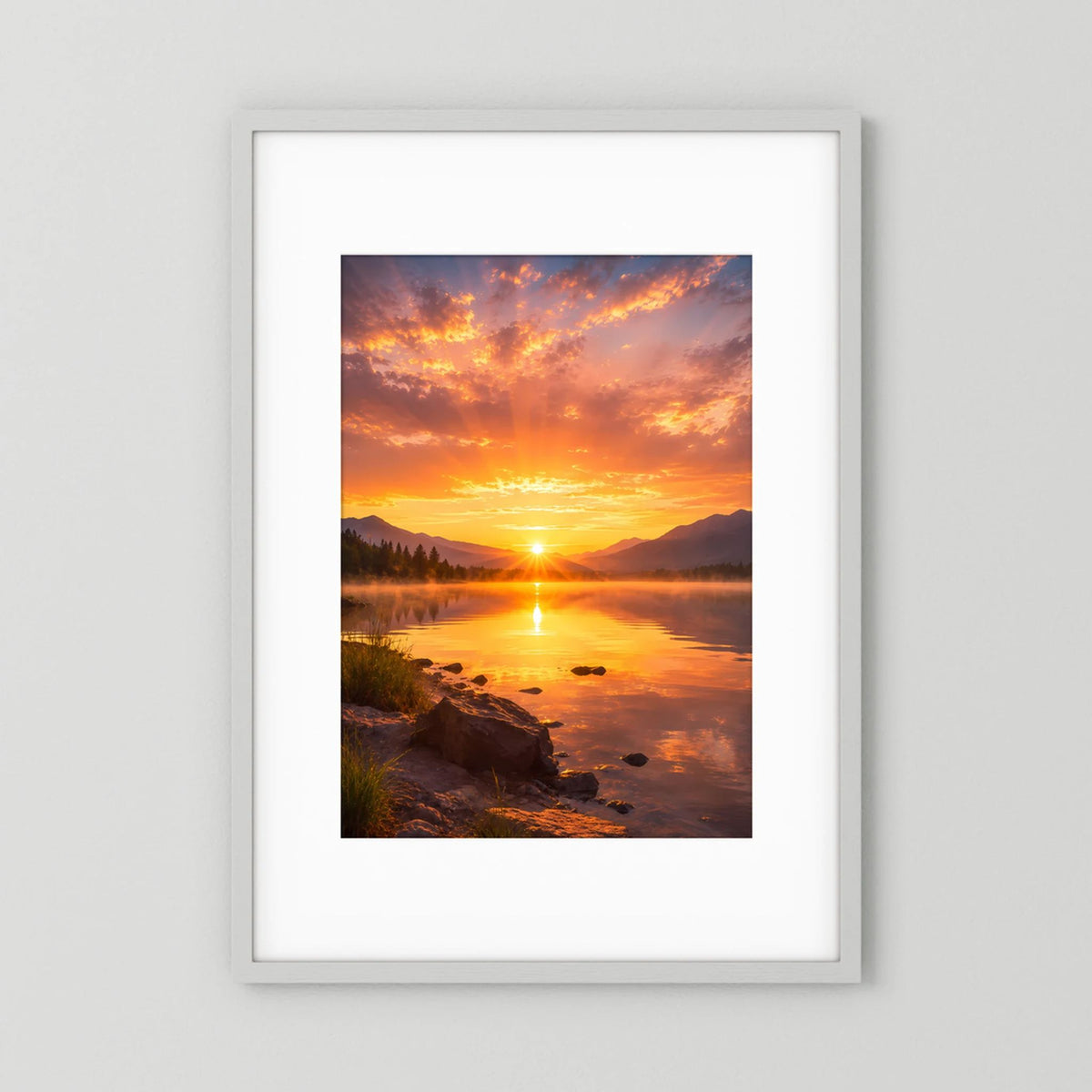 Hochformat-Poster mit goldenem Sonnenuntergang über Bergsee, Spiegelung im Wasser.