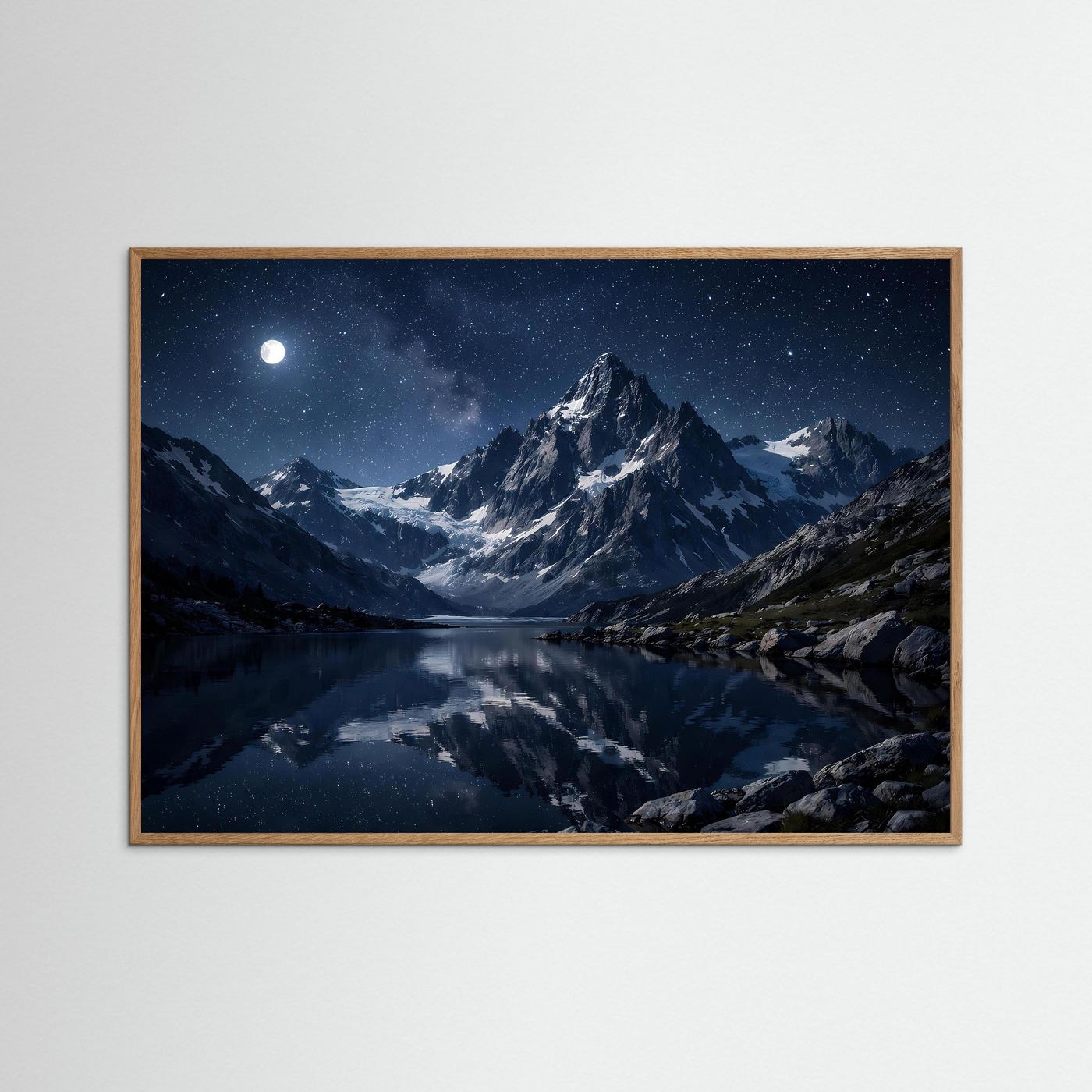 Querformat-Poster mit Bergsee bei Mondlicht und Sternenhimmel, heller brauner Holzrahmen