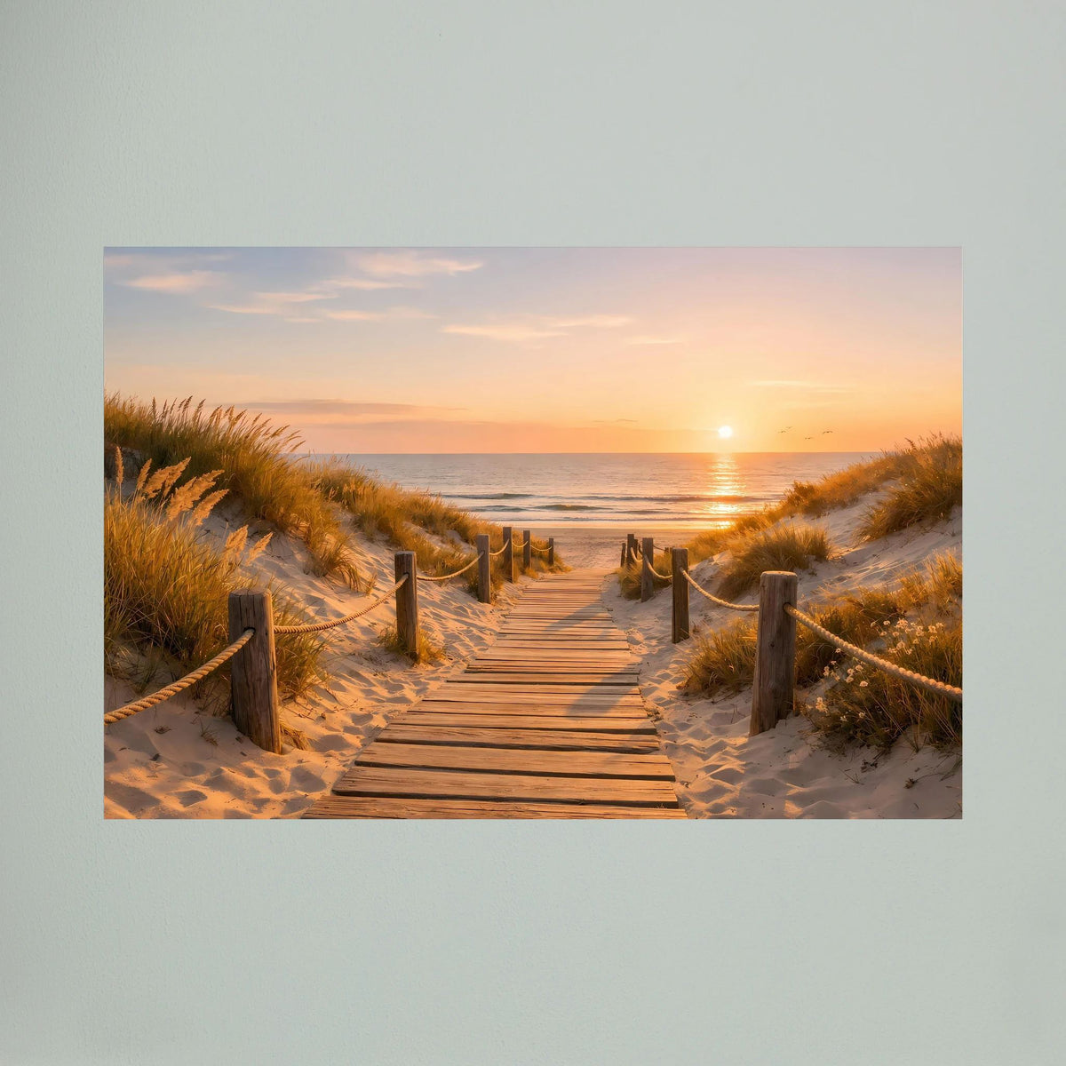 Poster mit Dünenpfad und Holzsteg zum Meer bei Sonnenuntergang