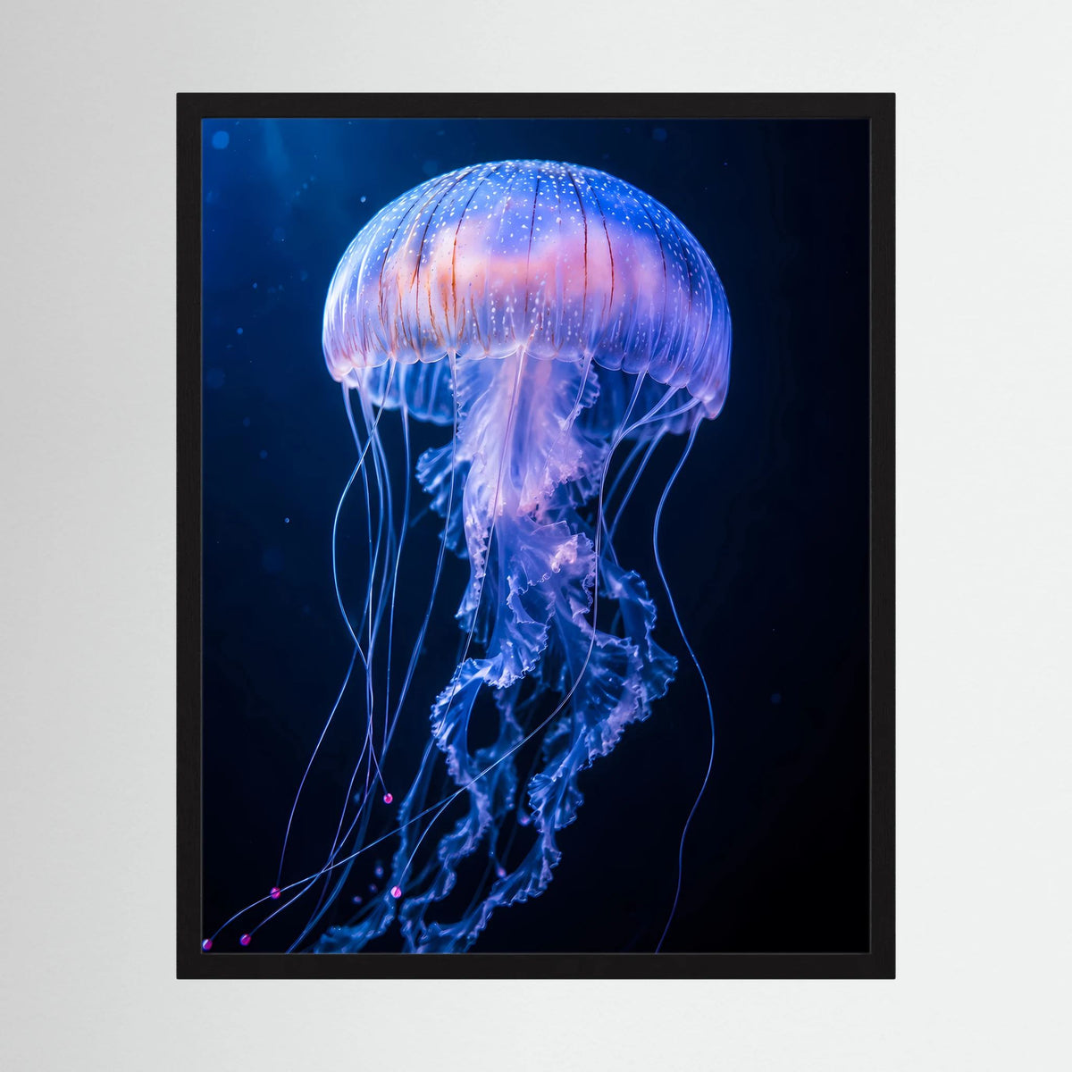 Gerahmtes Poster mit blau-violetter Leuchtqualle und Tentakeln, Hochformat
