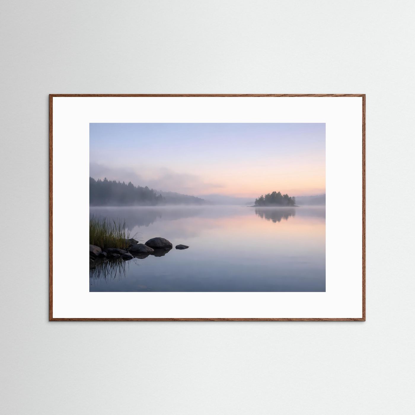 Mystischer Nebelsee am Morgen | Ruhige Waldlandschaft in Pastell
