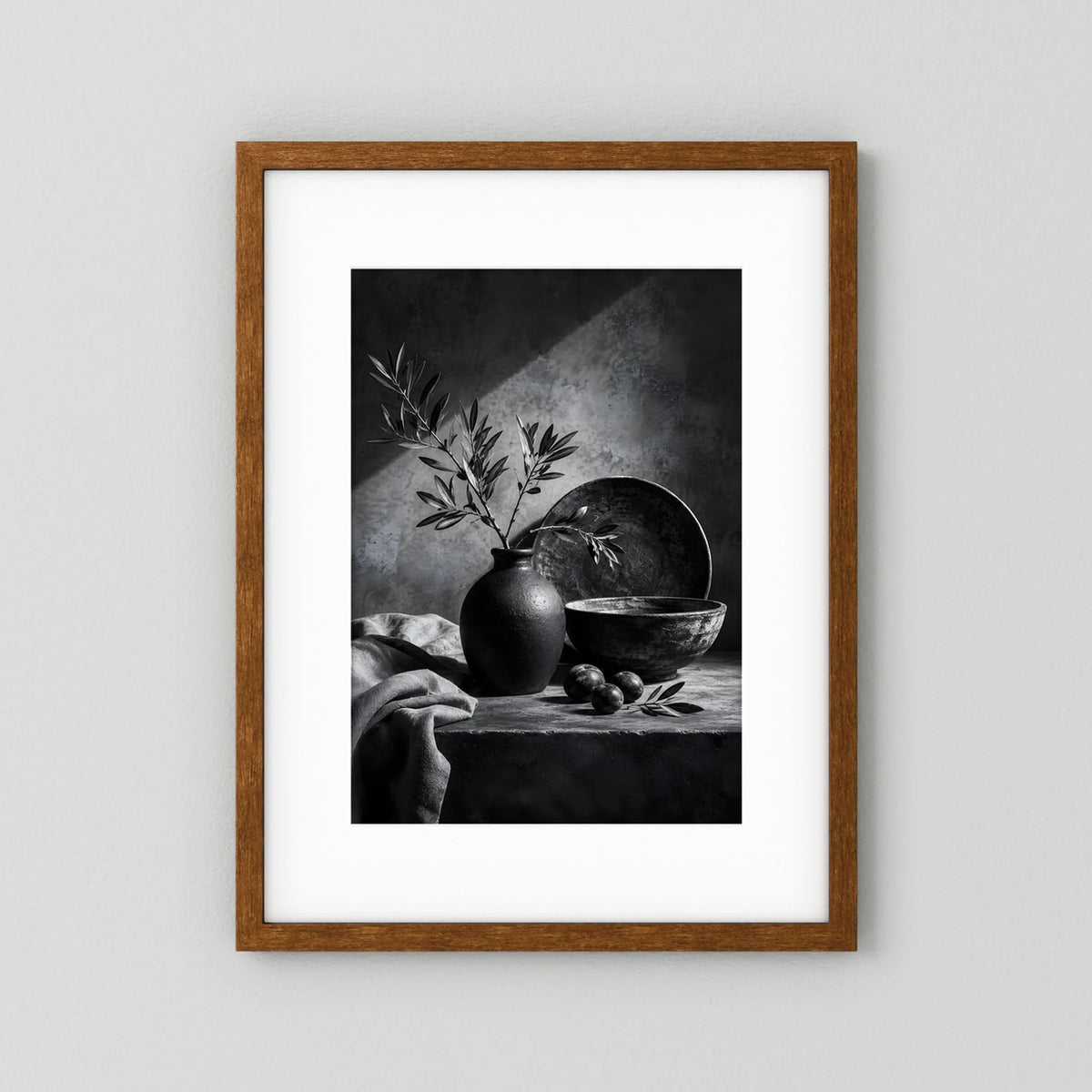 Schwarzweiß-Poster mit Olivenzweig, dunkler Holzrahmen mit weißem Rand