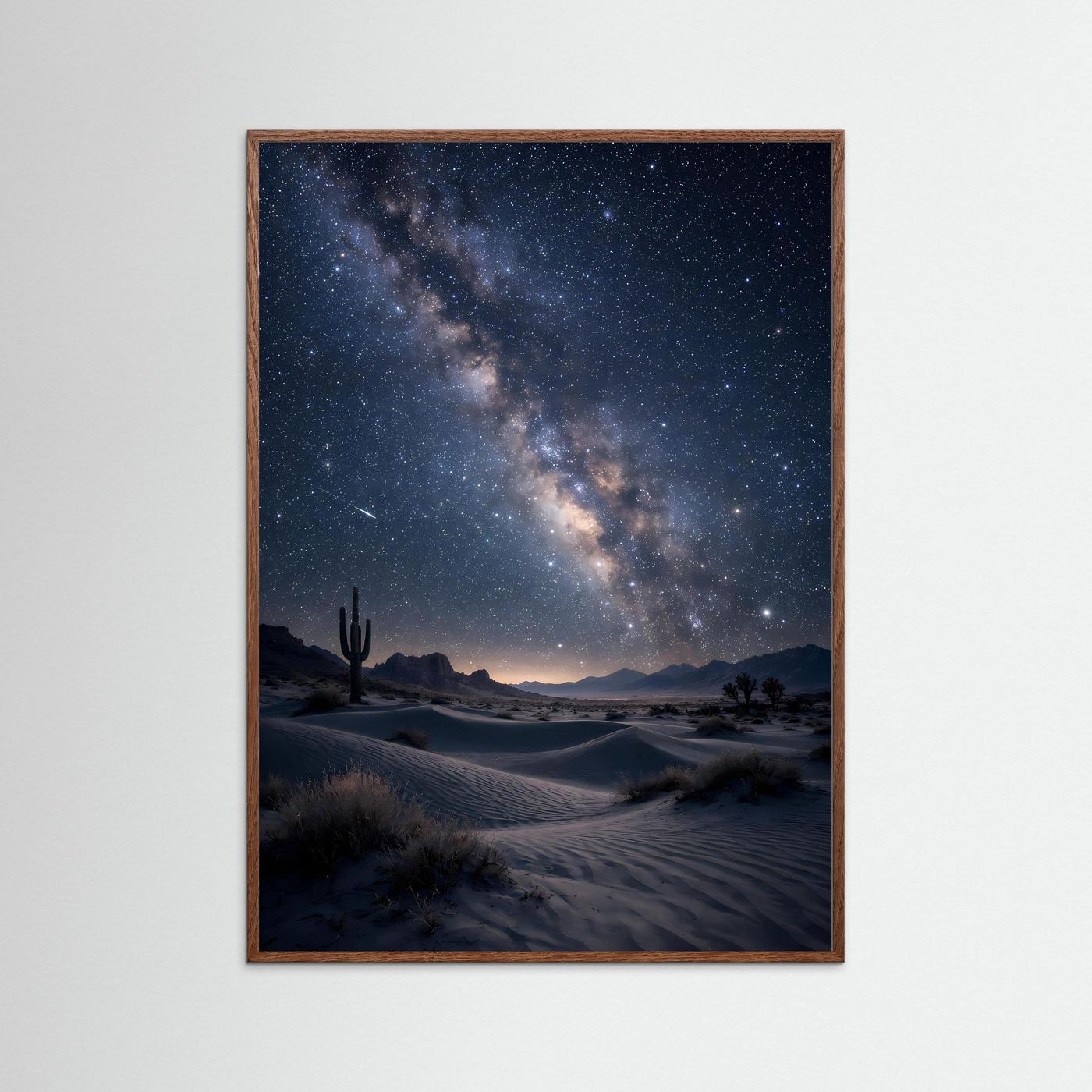 Gerahmtes Kosmisches Nachtlandschafts-Poster mit Milchstraße über Wüstendünen und Kakteen im Holzrahmen