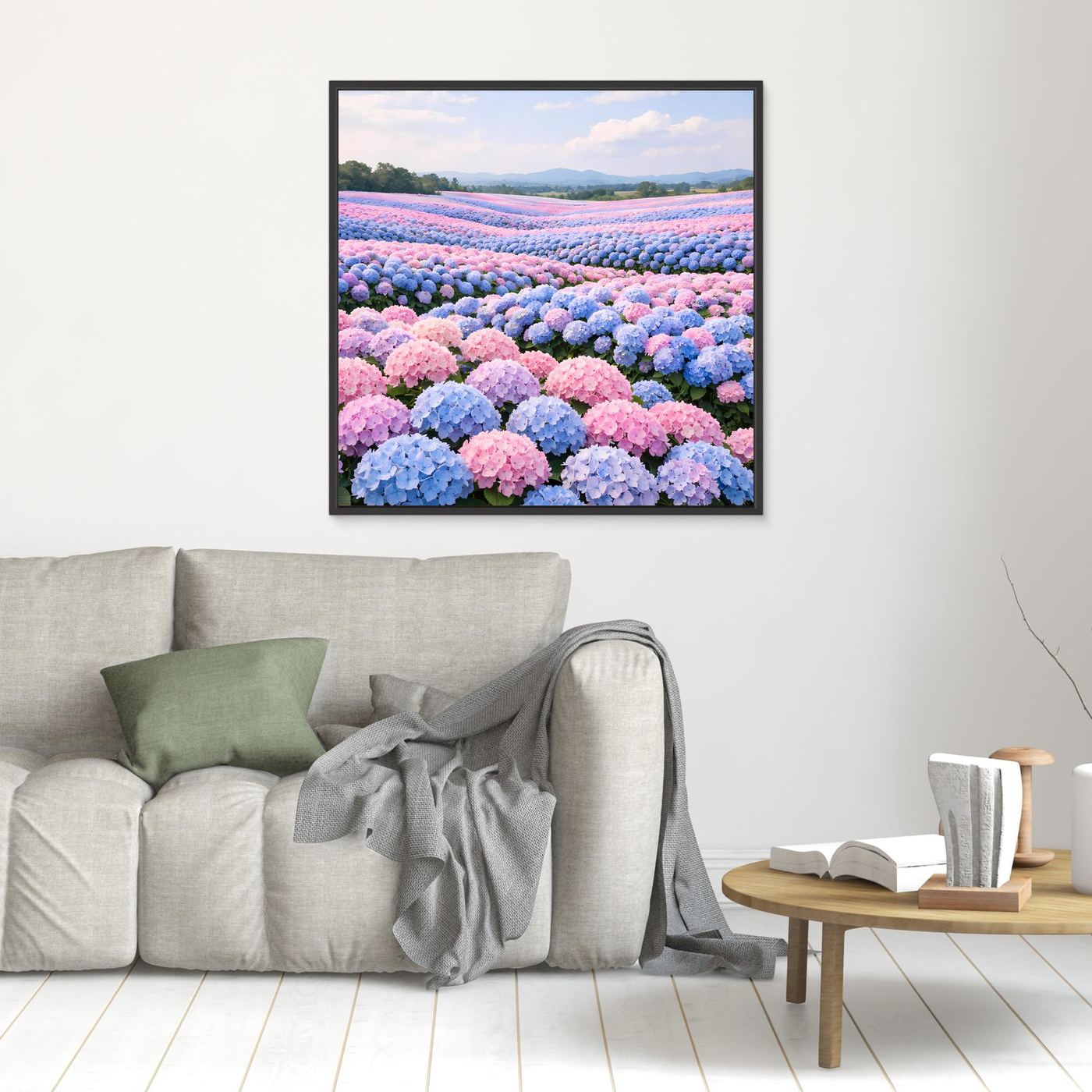 Kleines Leinwandbild mit Hortensienfeld in Pastellfarben, schwarz gerahmt
