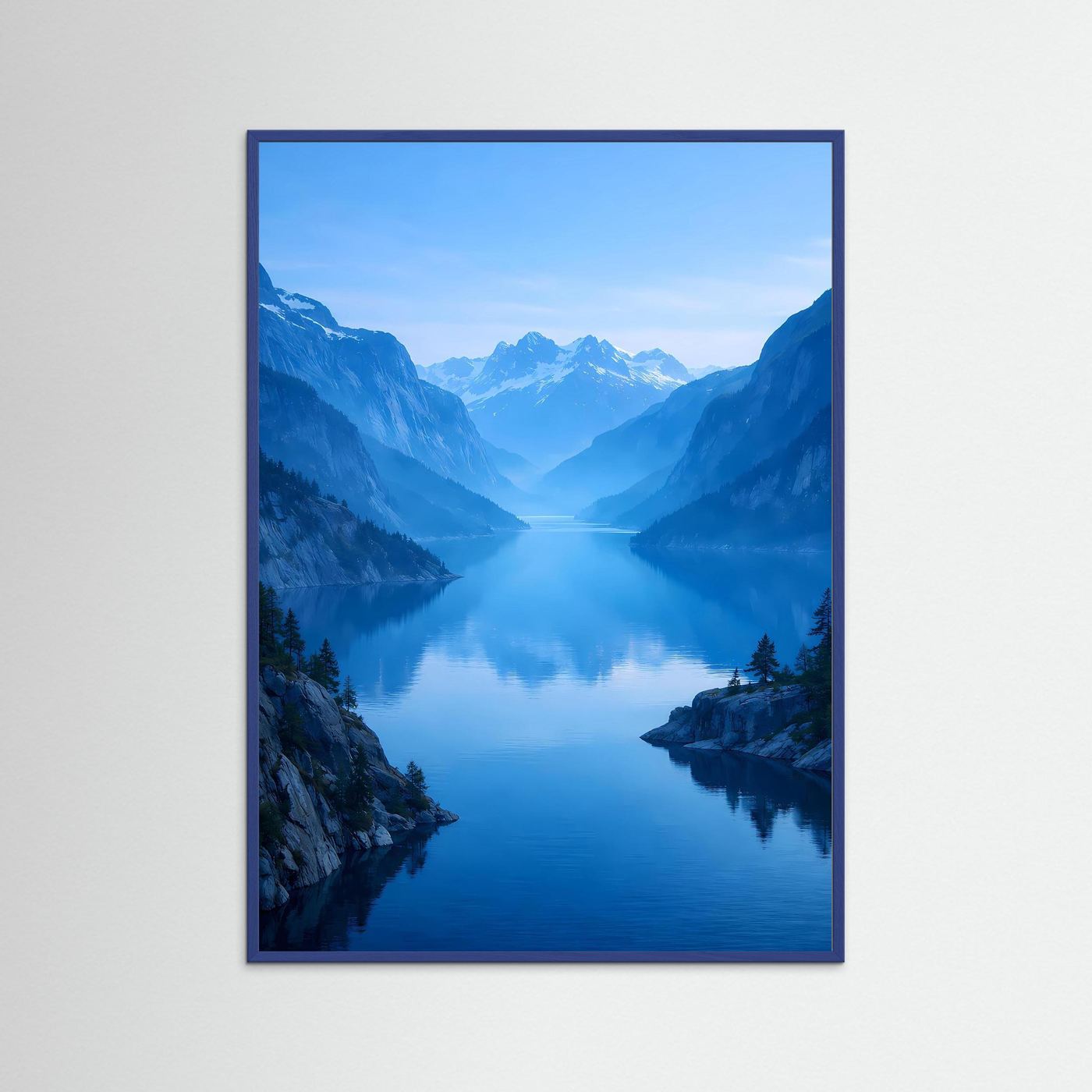 Naturposter Fjordlandschaft in Blautönen, hochkant, mit blauem Rahmen.