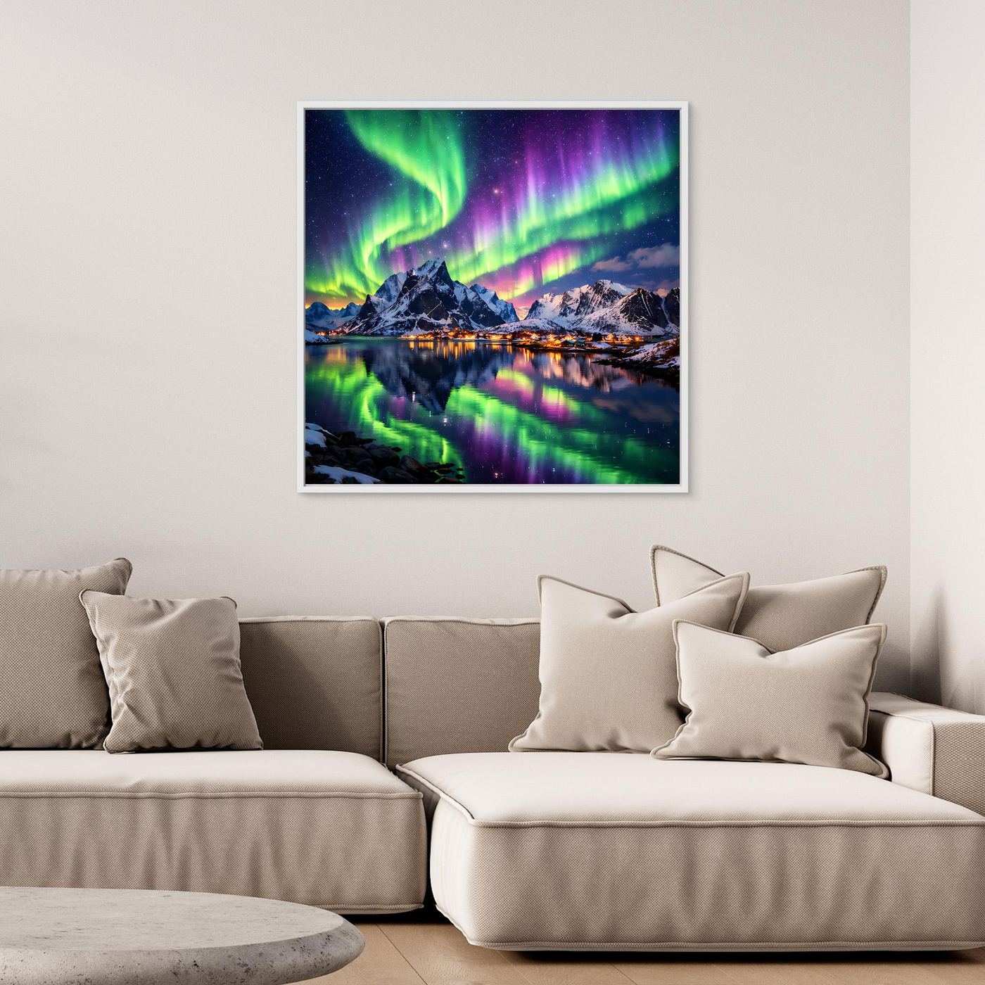 Leinwandbild mit Polarlichtern über Bergen und See, grün-lila, weißer Rahmen