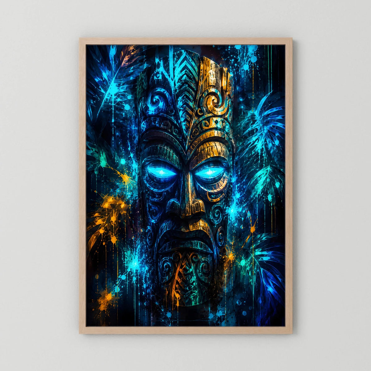 Hochformatiges Poster mit leuchtender Tiki-Maske in Blau und Gold im hellen Holzrahmen
