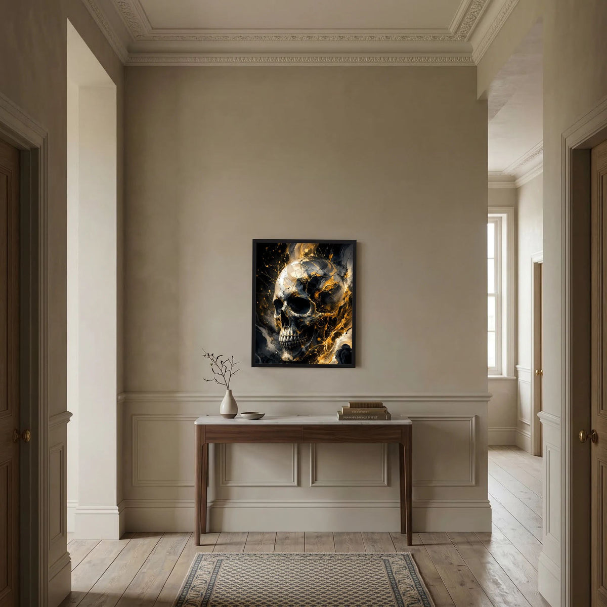 Totenkopf-Poster in Schwarz und Gold an einer Wandnische, Hochformat