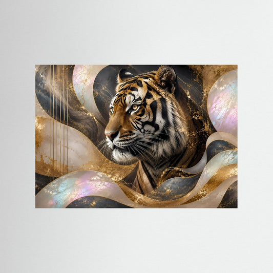 Abstraktes Tigerbild mit goldenem, perlmuttartigem Wirbelmotiv und Tierkopf