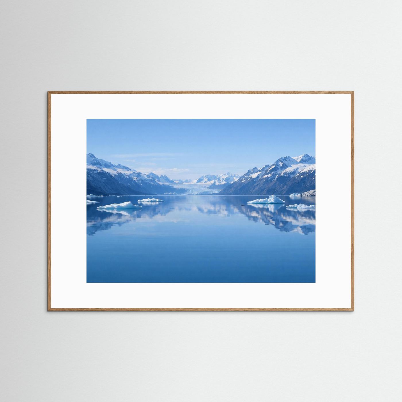 Poster im Querformat mit Gletscher- und Eisbergmotiv, brauner Holzrahmen und weißer Rand