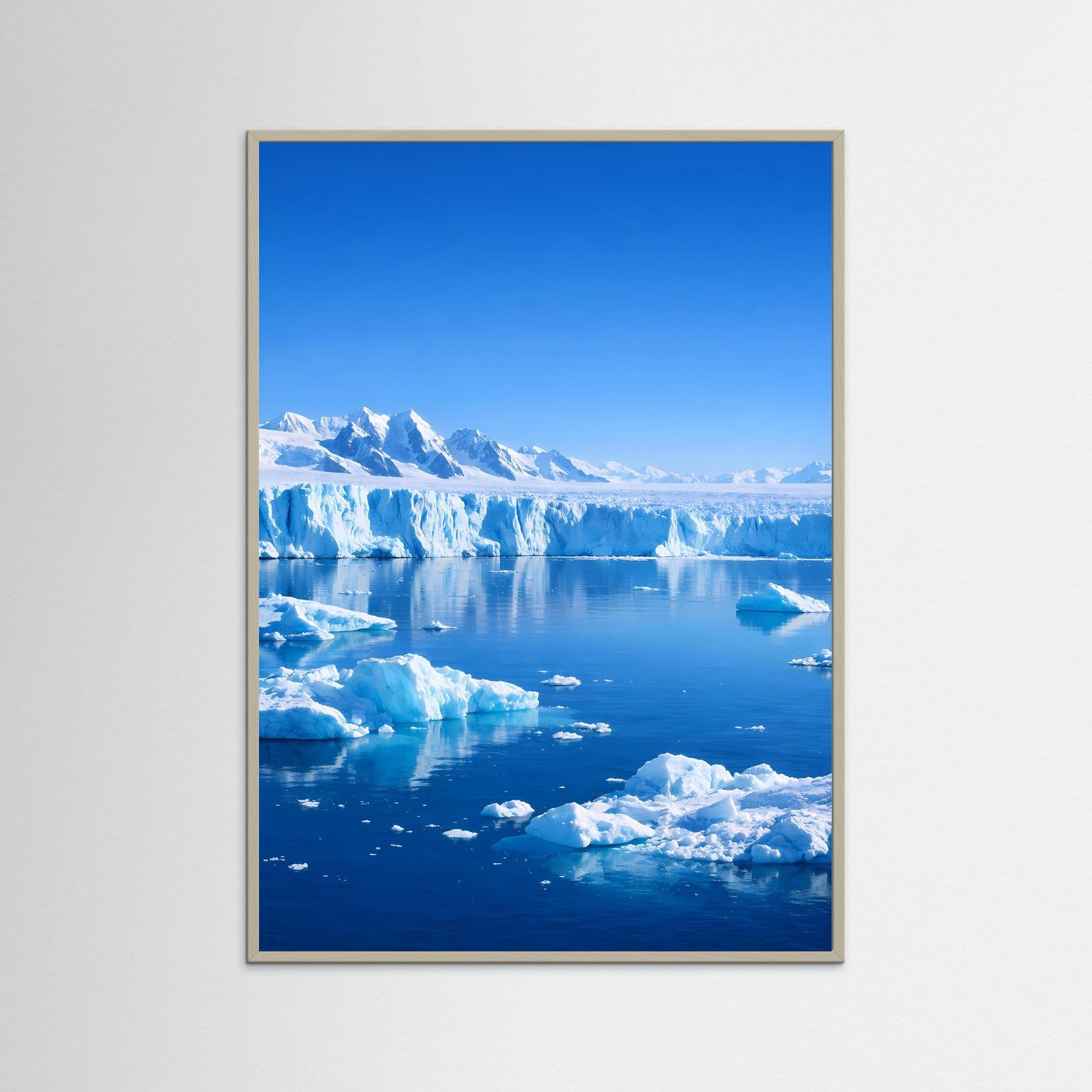 Gerahmtes Naturposter mit Antarktis-Gletscher und blauem Eissee, Holzrahmen, Hochformat