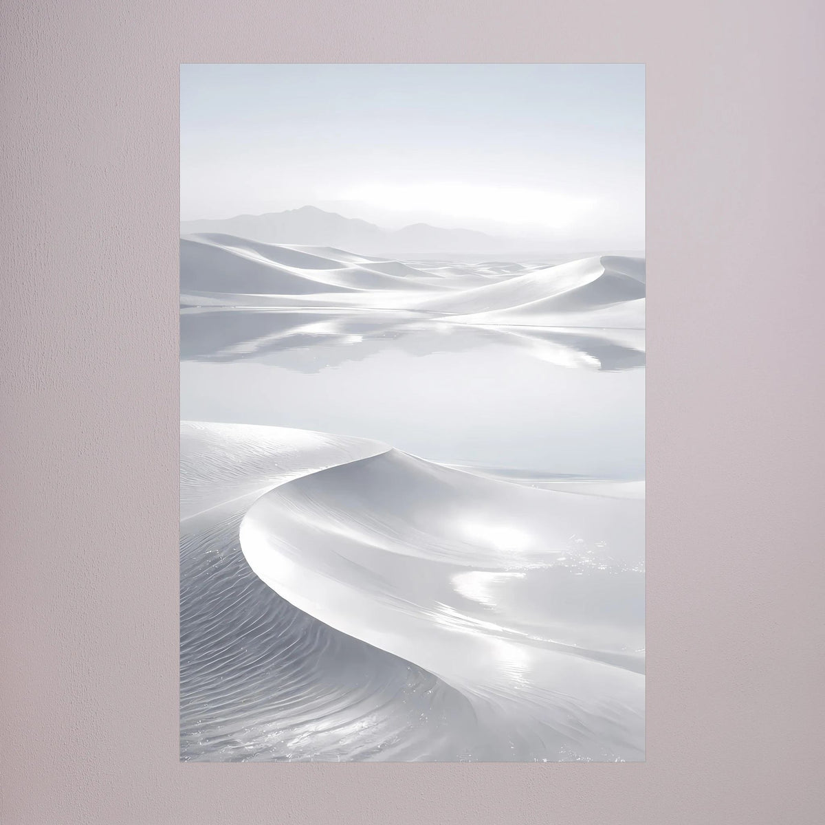 Wandposter im Hochformat mit Wüsten-Dünenlandschaft in Weißtönen