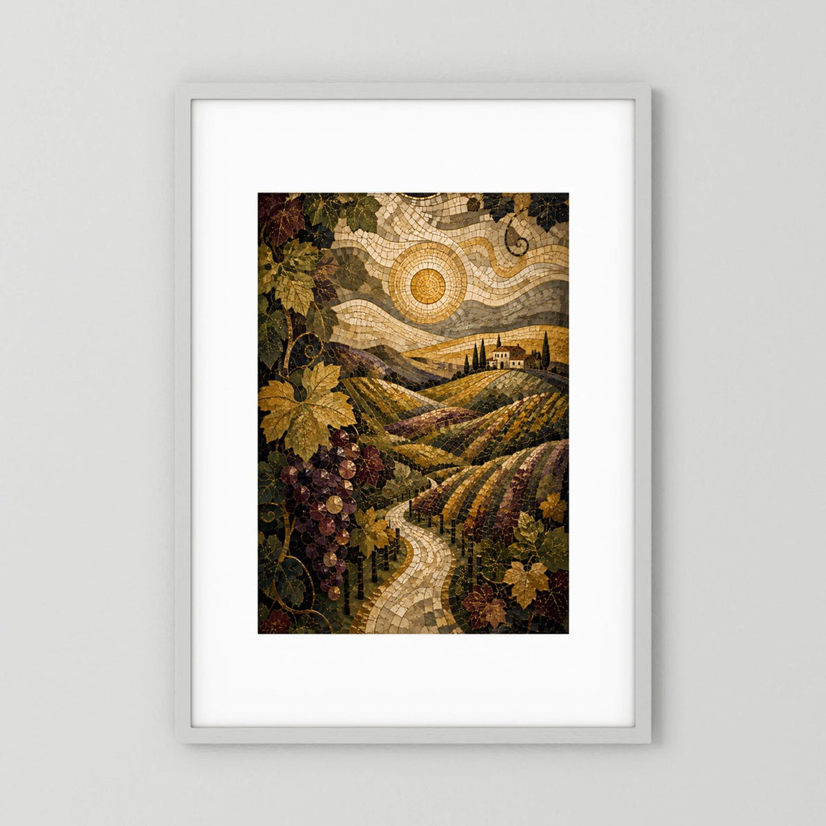 Poster im Hochformat mit mosaikartiger mediterraner Weinlandschaft, Trauben und Goldsonne im weißen Rahmen