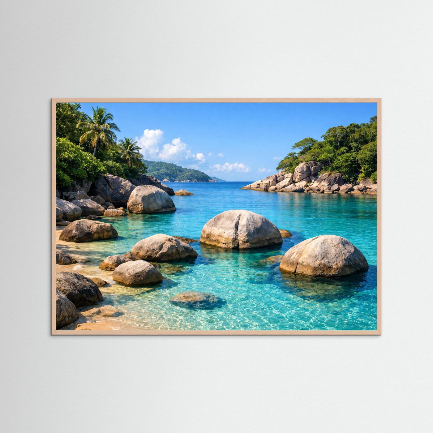 Panorama-Strandposter im Holzrahmen: ruhige Bucht, Granitfelsen, klares türkisfarbenes Meer