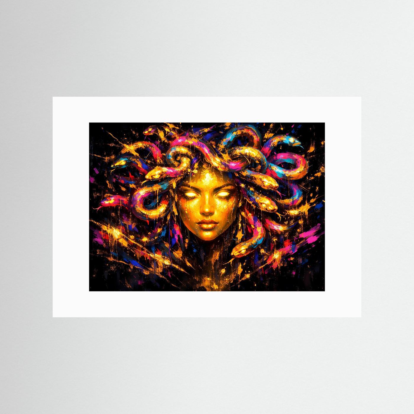 Poster mit Medusa-Gesicht und buntem Schlangenhaar, querformat, weiß eingefasst.