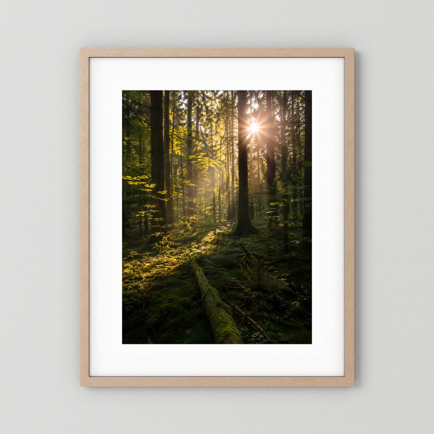 Poster im Hochformat mit hellem Holzrahmen und weißem Passepartout