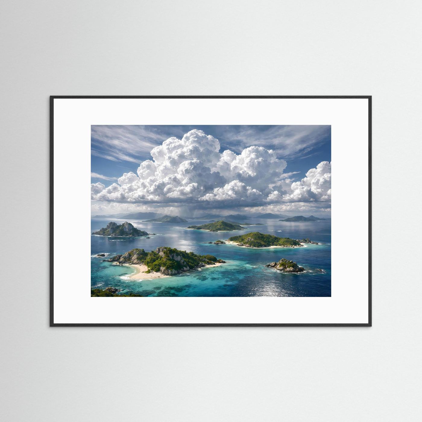 Poster mit tropischer Insellandschaft, Wolken über Lagune, schwarzer Holzrahmen
