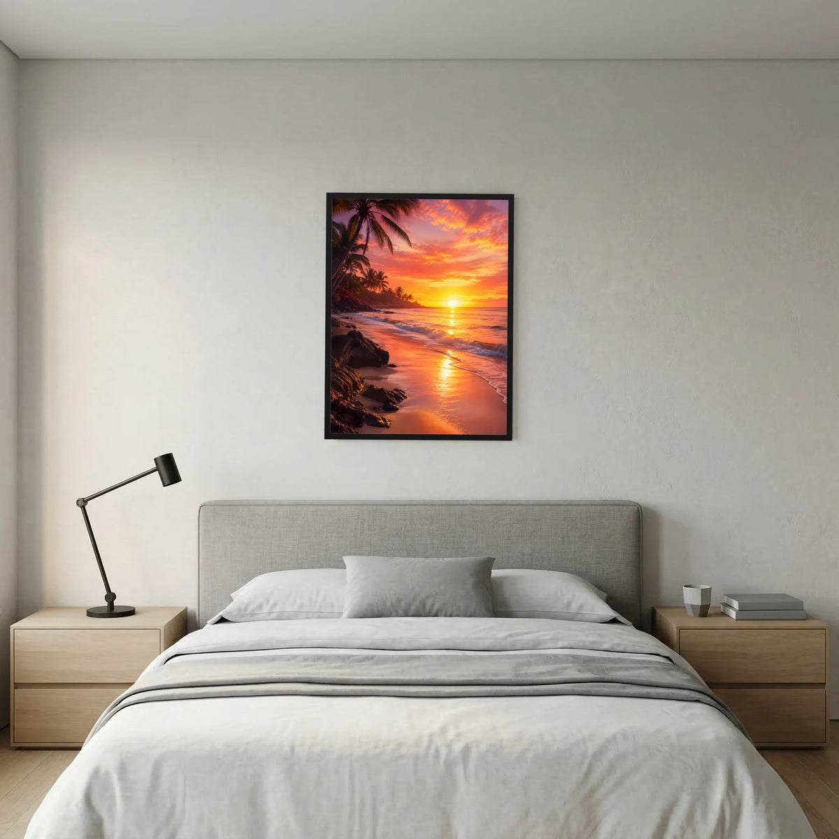 Poster Hochformat Strand bei Sonnenuntergang mit Palmen, orange-pinkes Meer, schwarzer Rahmen