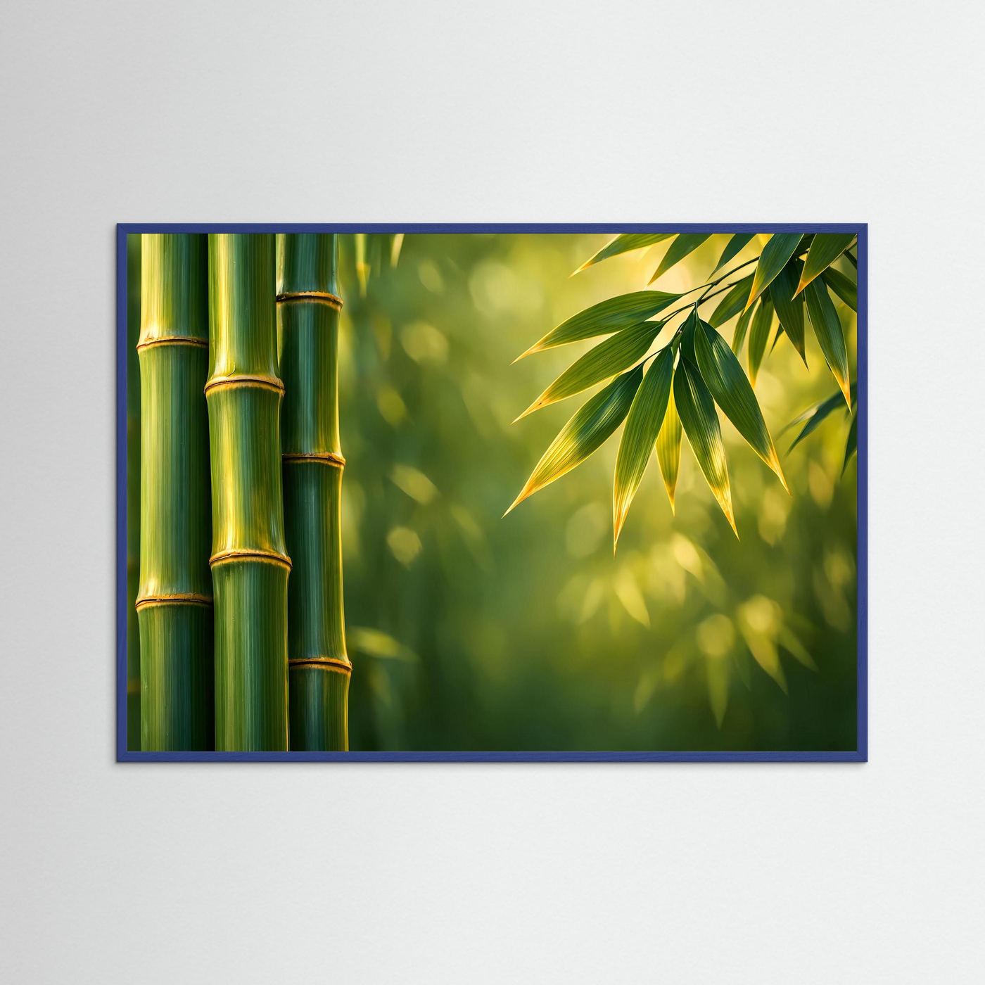 Naturposter mit Bambusstämmen und grünen Blättern mit blauem Rahmen im Querformat