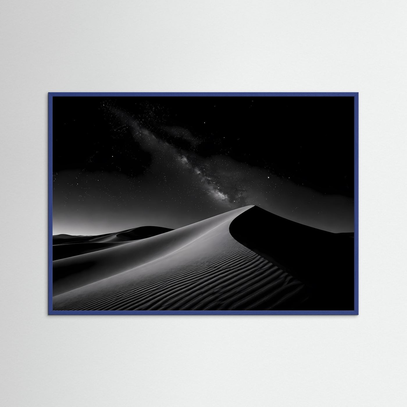 Poster mit Wüstenlandschaft im Schwarz-Weiß-Nachtstil, blauer Bilderrahmen