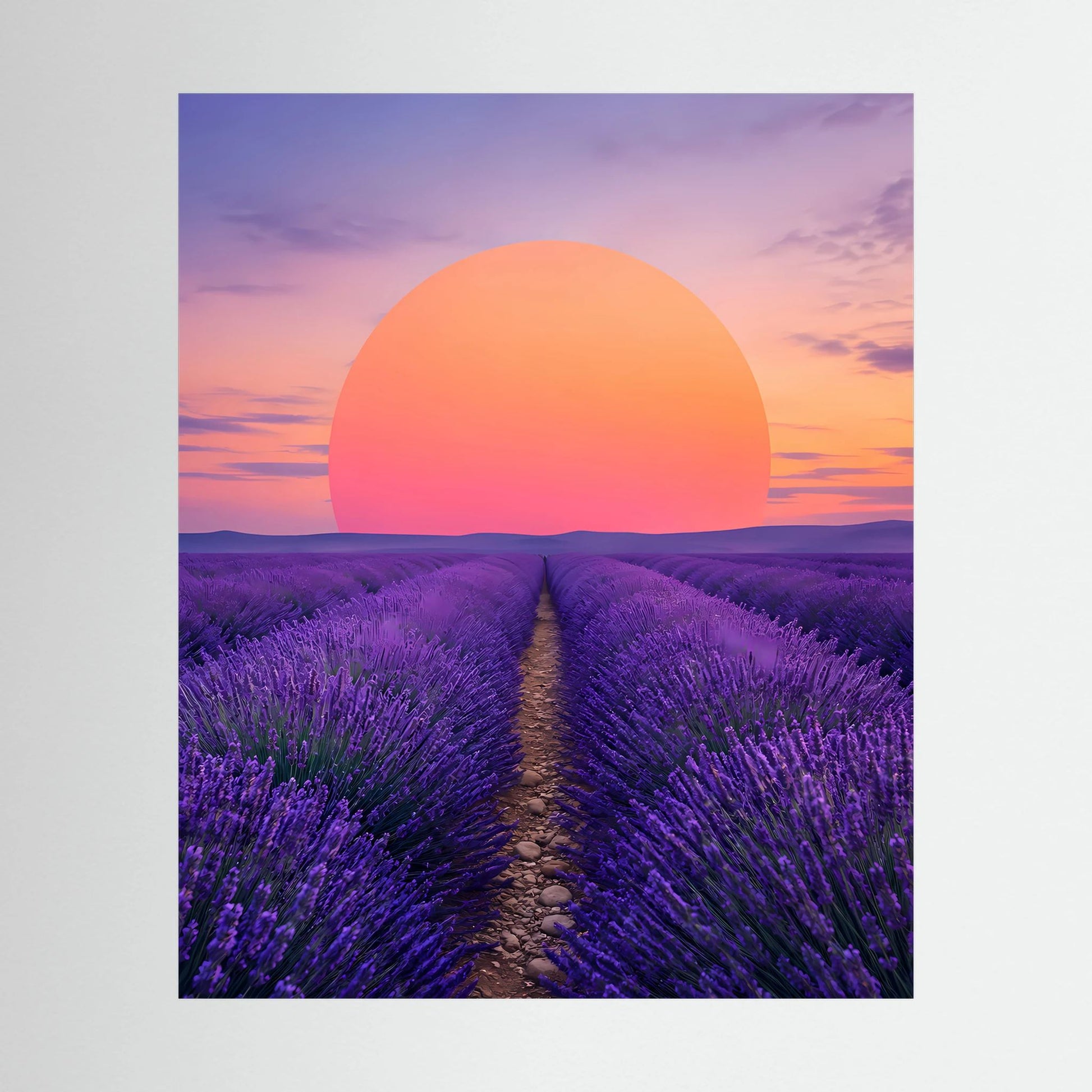 Hochformat-Poster: lila Lavendelfeld mit Mittelweg und orangefarbener Sonne am Abendhimmel