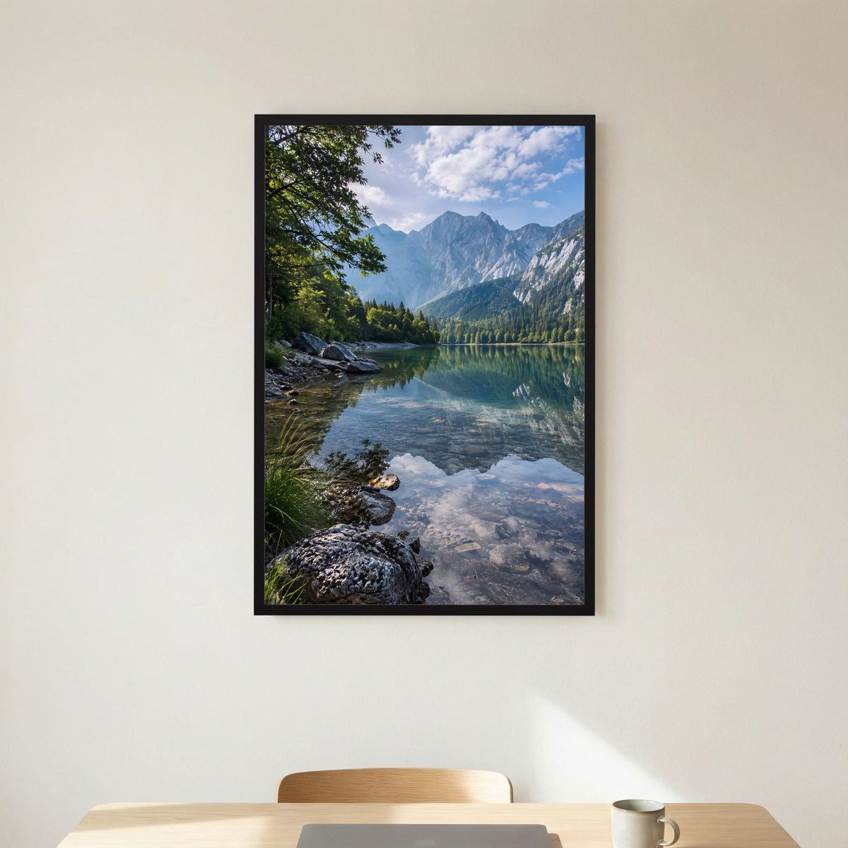 Schwarz gerahmtes Hochformat-Landschaftsposter mit blauem Bergsee und Felsen