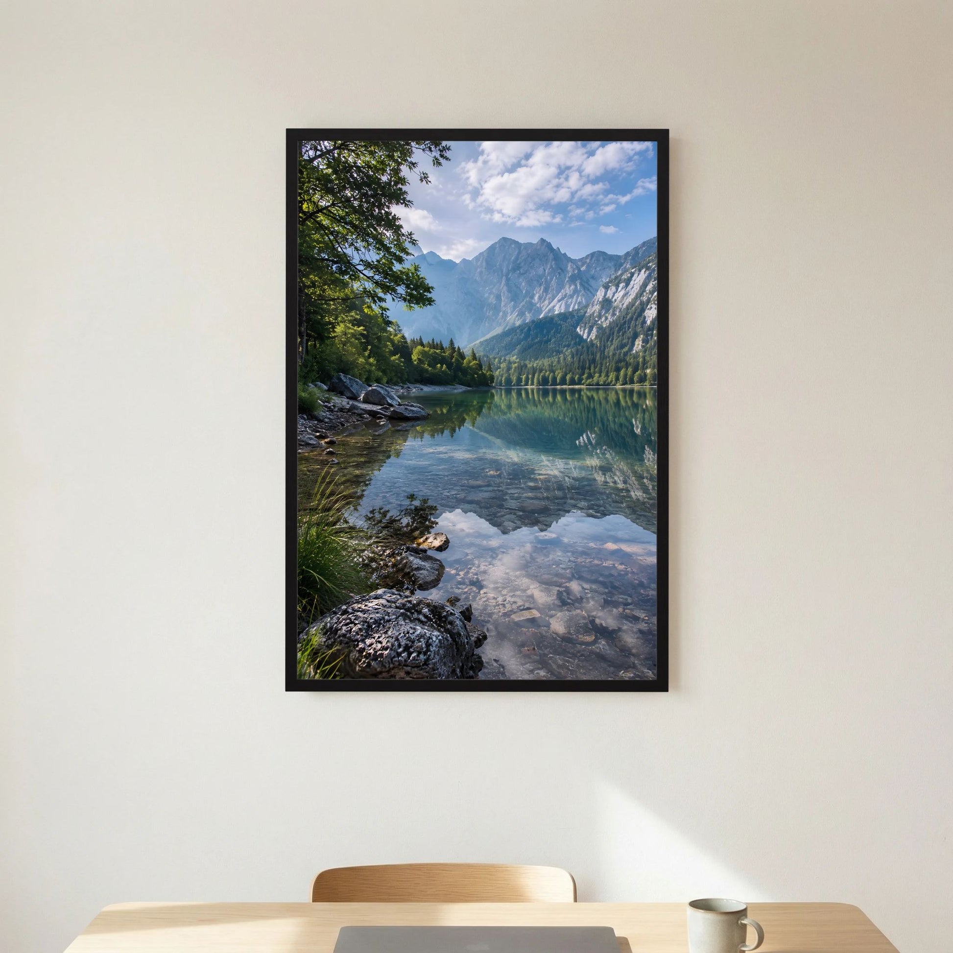 Schwarz gerahmtes Hochformat-Landschaftsposter mit blauem Bergsee und Felsen